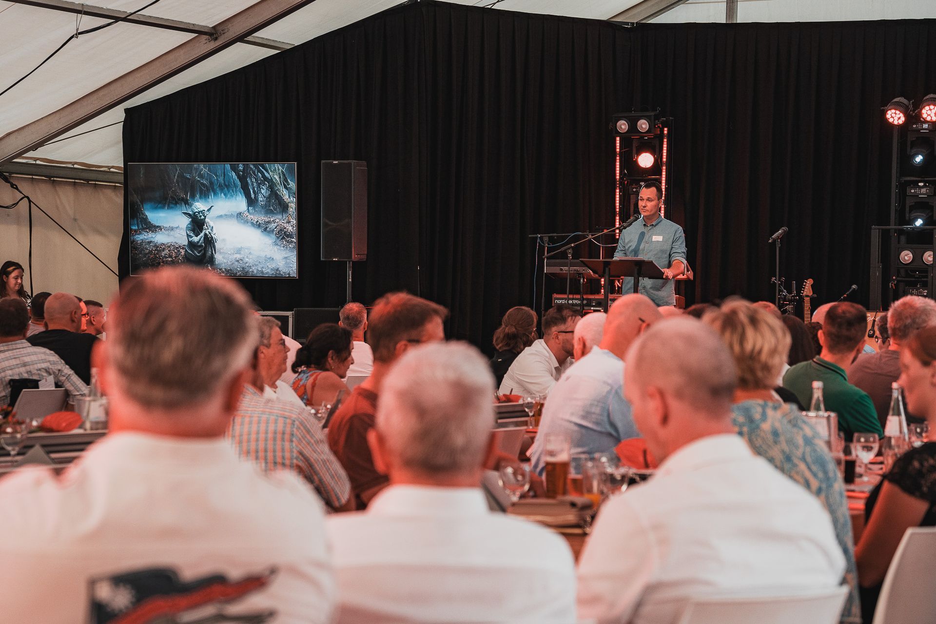 Rede vor einem Publikum bei einer Firmenfeier von Event Fotograf Hannes Schmidt in Aachen