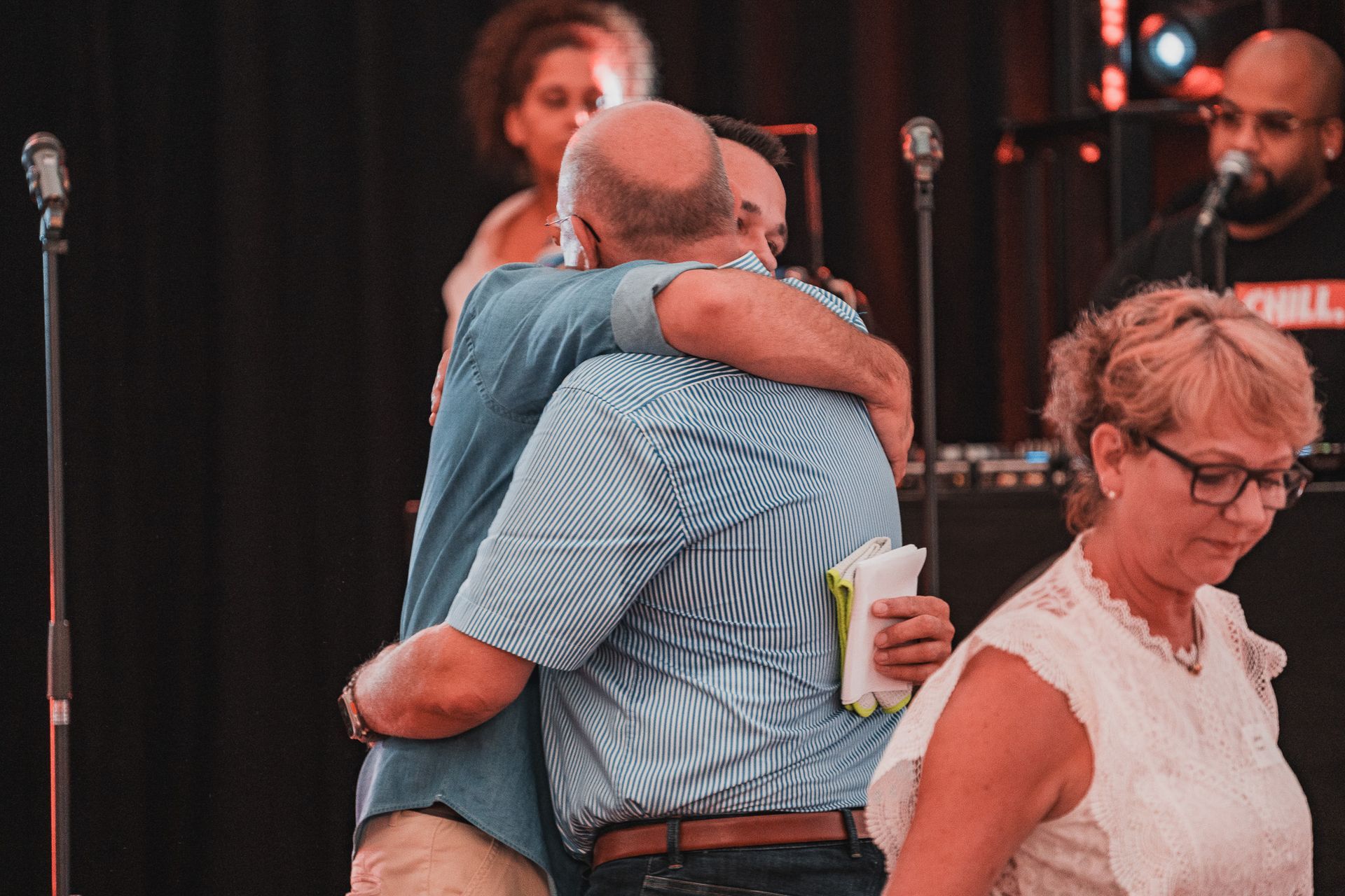Zwei umarmende Menschen bei einer Firmenfeier von Event Fotograf Hannes Schmidt in Aachen