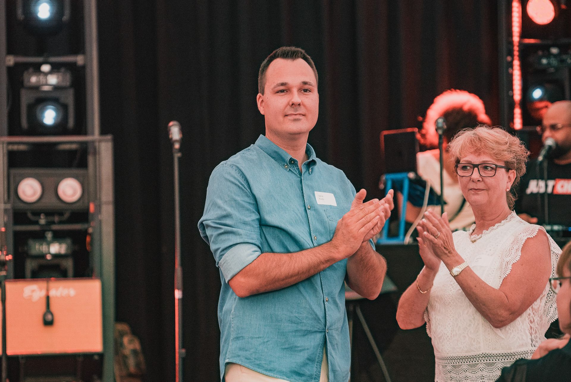 Firmenchef applaudiert bei einer Firmenfeier von Event Fotograf Hannes Schmidt in Aachen