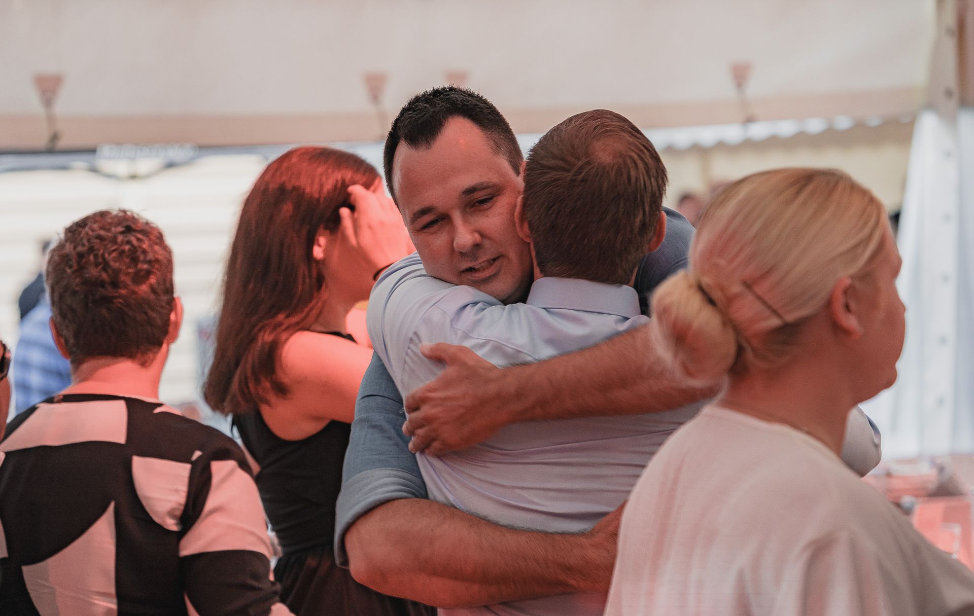 Portrait Foto von umarmenden Menschen bei einer Firmenfeier von Event Fotograf Hannes Schmidt in Aachen