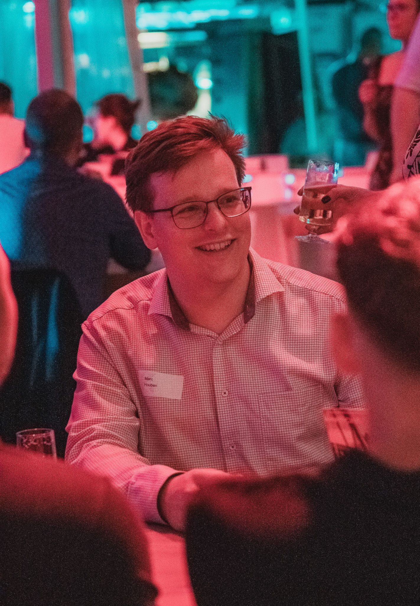 Portraitfoto von einem lächelnden Mann bei einer Firmenfeier von Event Fotograf Hannes Schmidt in Aachen
