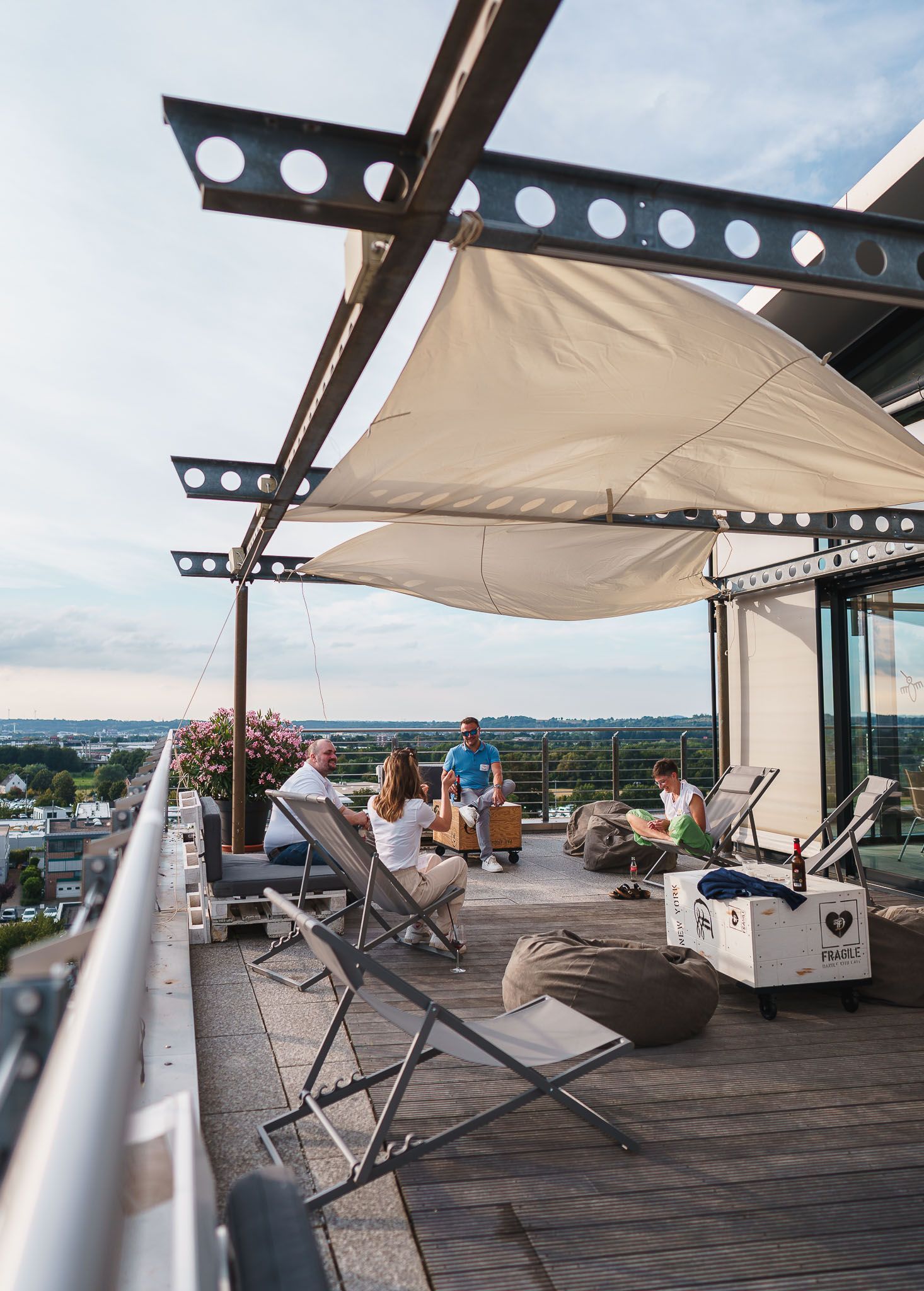 Siegerin hält Trophäe vor ihrem Team hoch