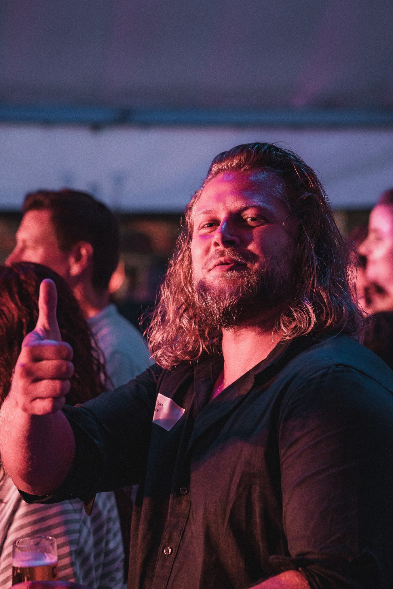 Portrait Foto mit Daumen Hoch bei einer Firmenfeier von Event Fotograf Hannes Schmidt in Aachen