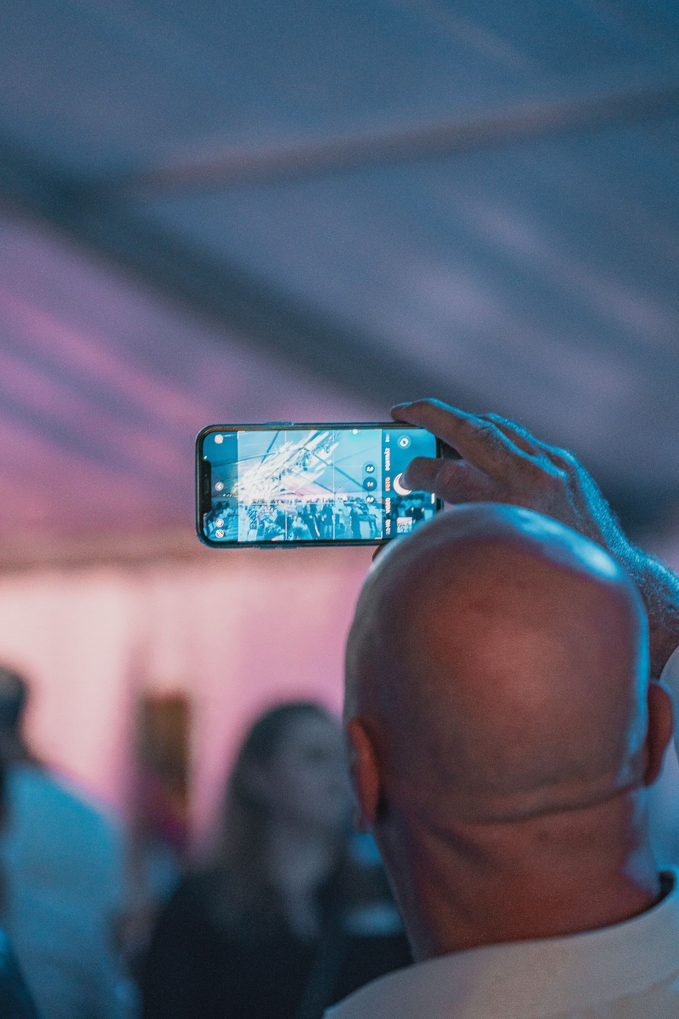 Mann fotografiert die Feier bei einer Firmenfeier von Event Fotograf Hannes Schmidt in Aachen