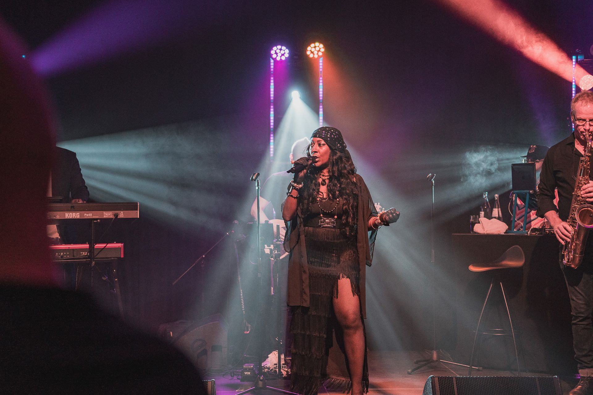 Sängerin im Rampenlicht bei einer Firmenfeier von Event Fotograf Hannes Schmidt in Aachen