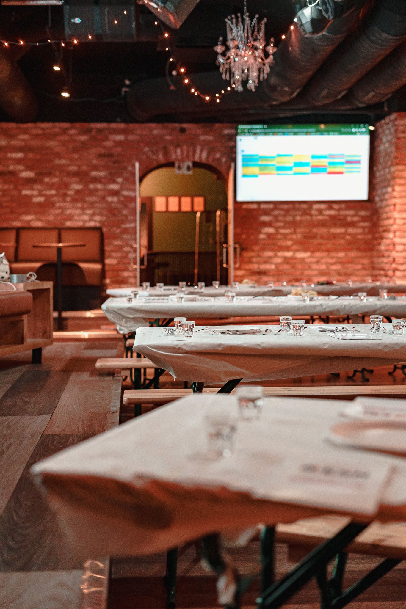 Impressionsfoto von 4 Tischen mit deren Deko, Bild von Fotograf Hannes Schmidt