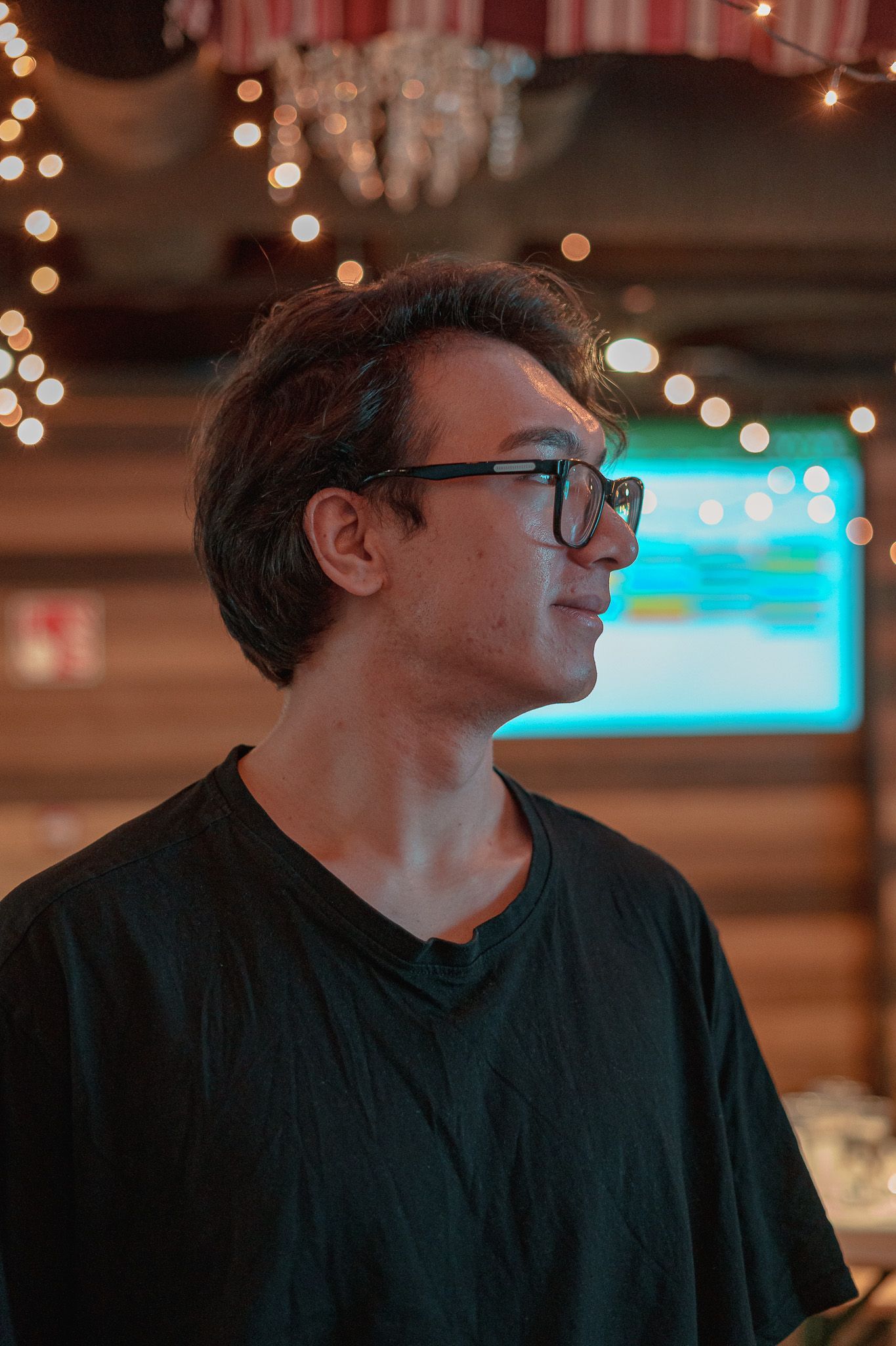 Mann schaut im Licht zur Seite, Bild von Fotograf Hannes Schmidt