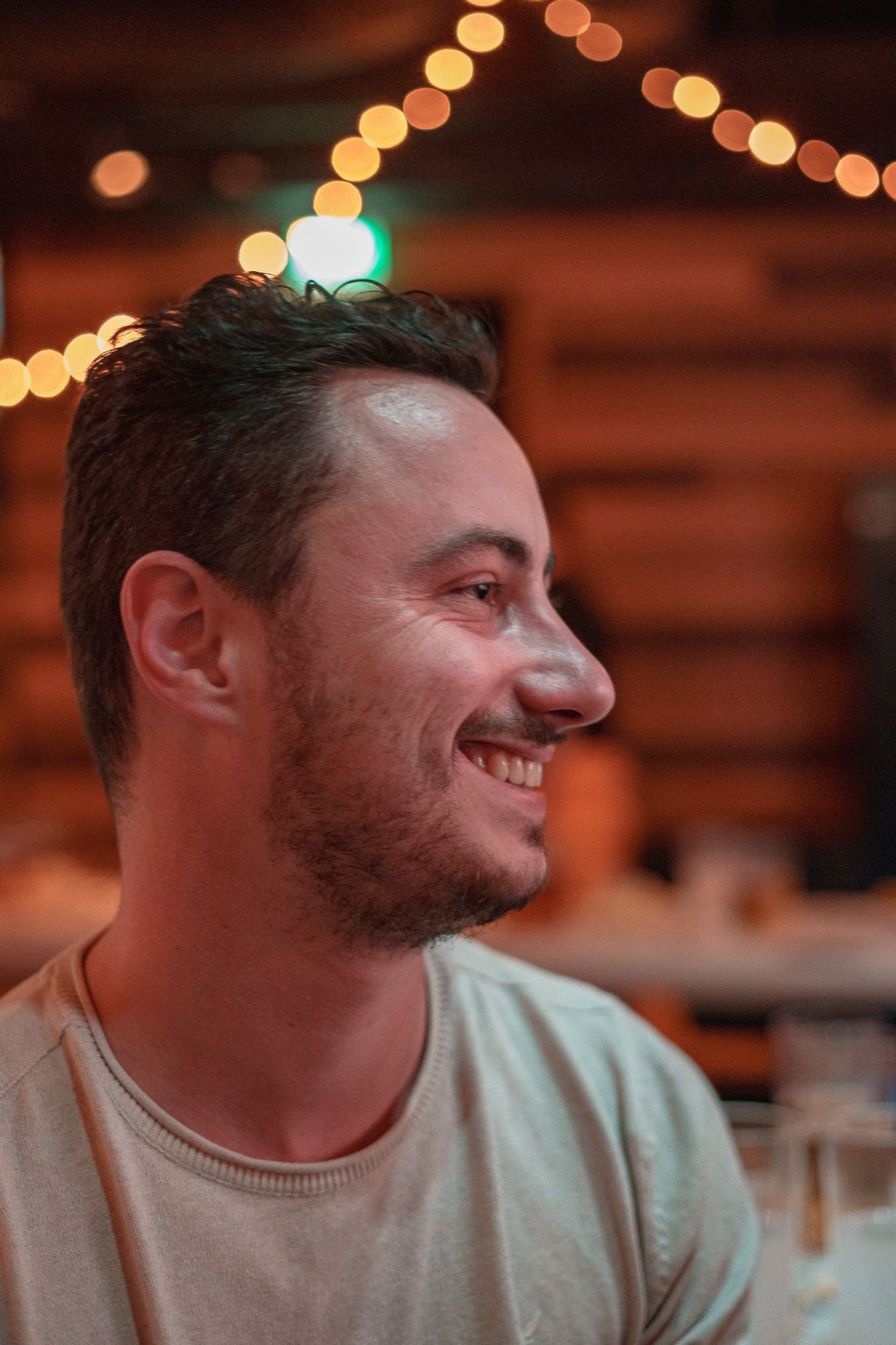 Mann lächelt und schaut zur Seite, Bild von Fotograf Hannes Schmidt