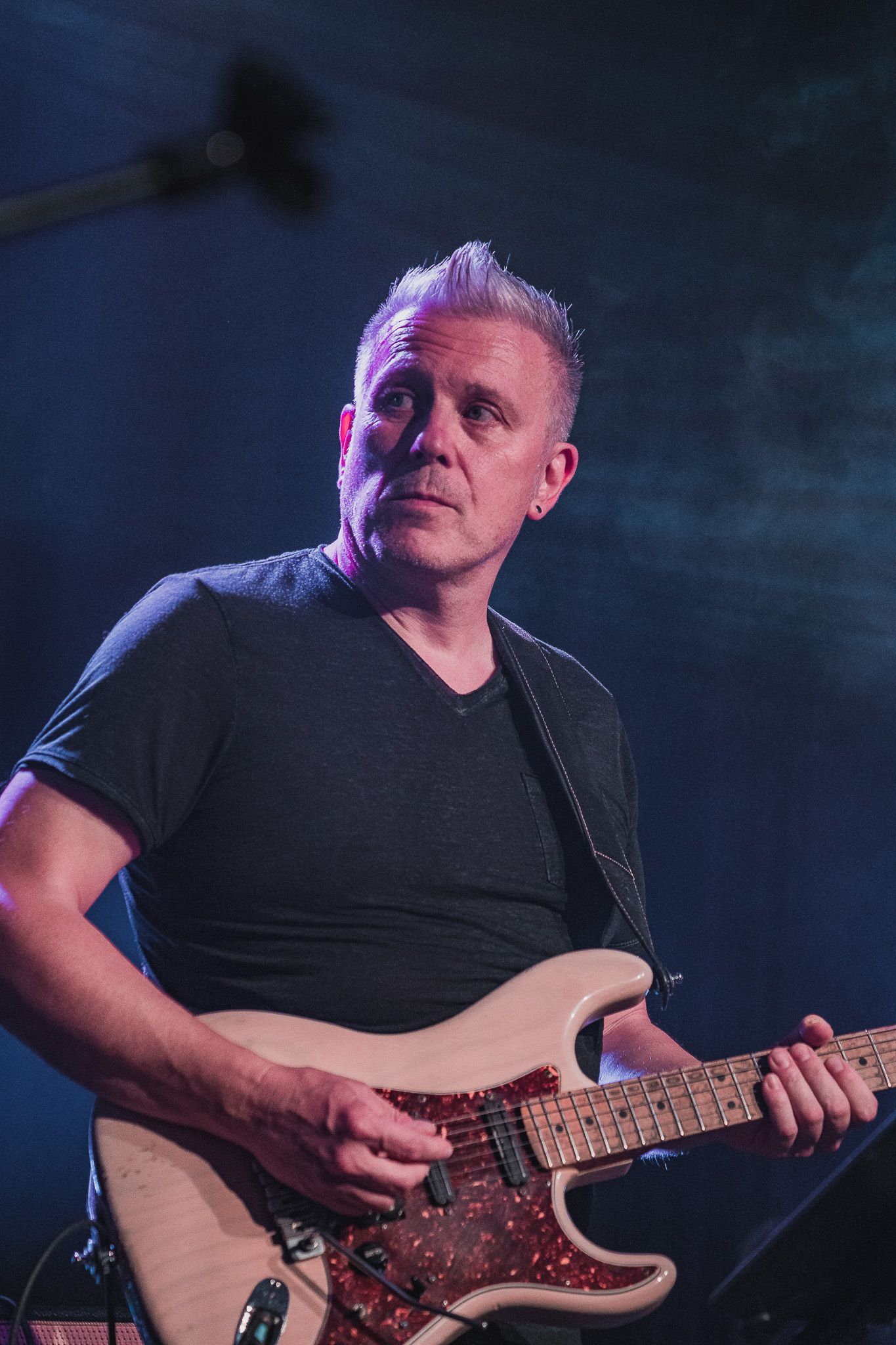 Portraitfoto im Rampenlicht von einem Bassist bei einer Firmenfeier von Event Fotograf Hannes Schmidt in Aachen