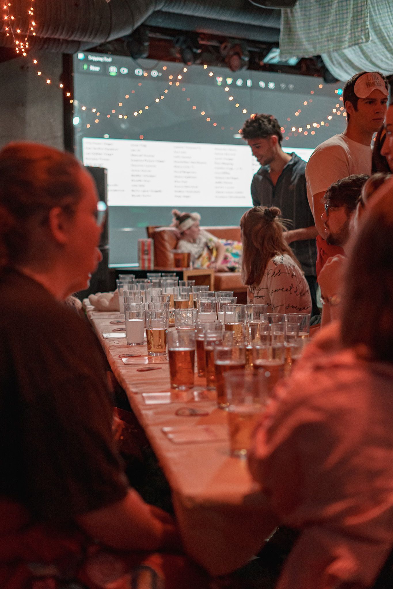 Tisch mit vielen Gläsern voll Bier und anderen Geträn