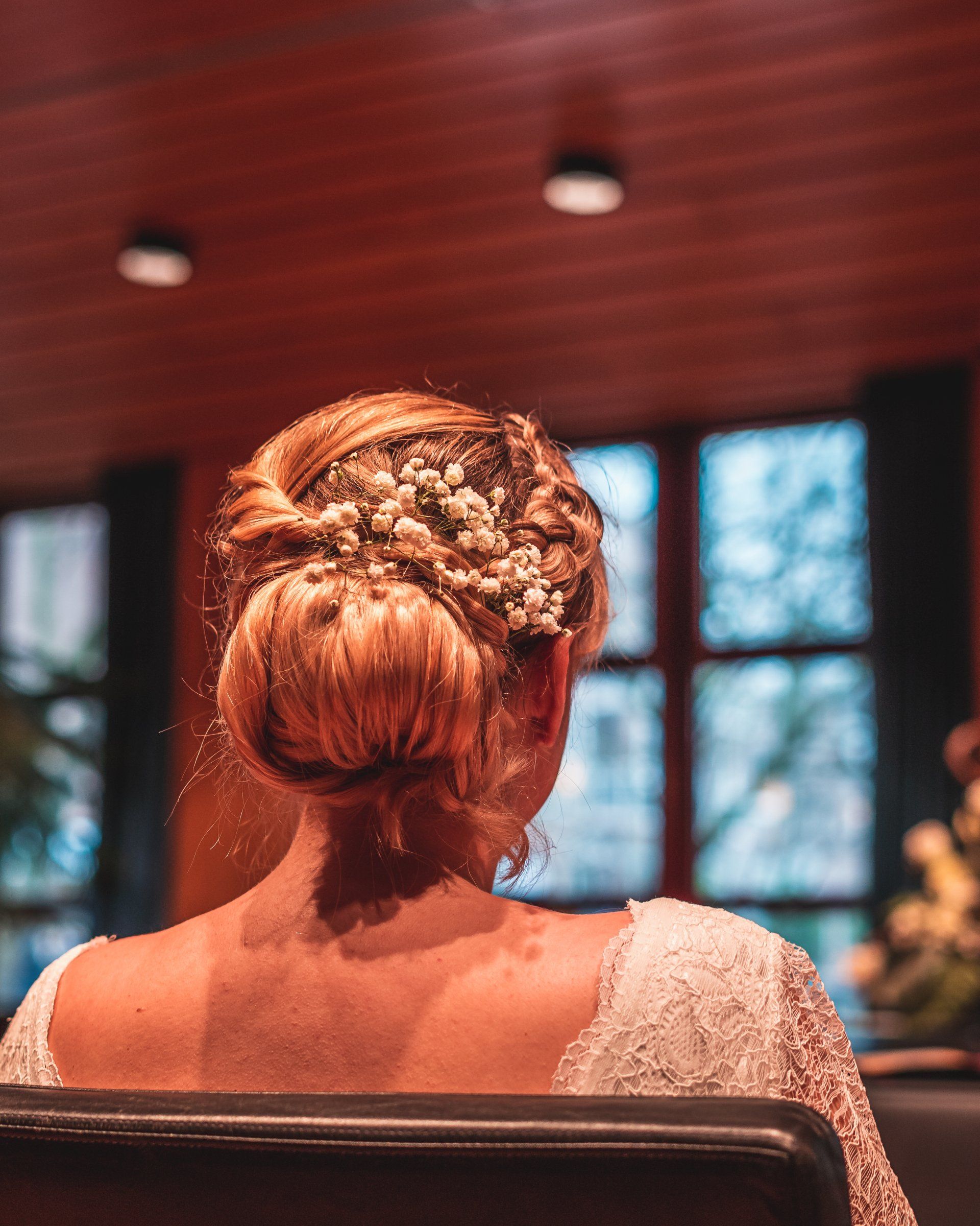 Steck Frisur mit Blumen von Braut von Fotograf Hannes Schmidt in Aachen