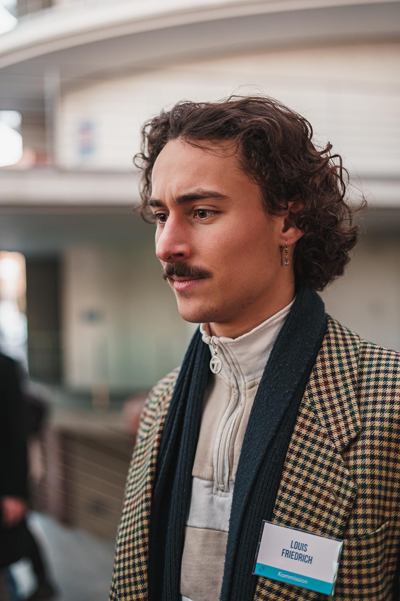 Portraitaufnahme Junger Mann im Bundestag, von Fotograf Hannes Schmidt in Aachen