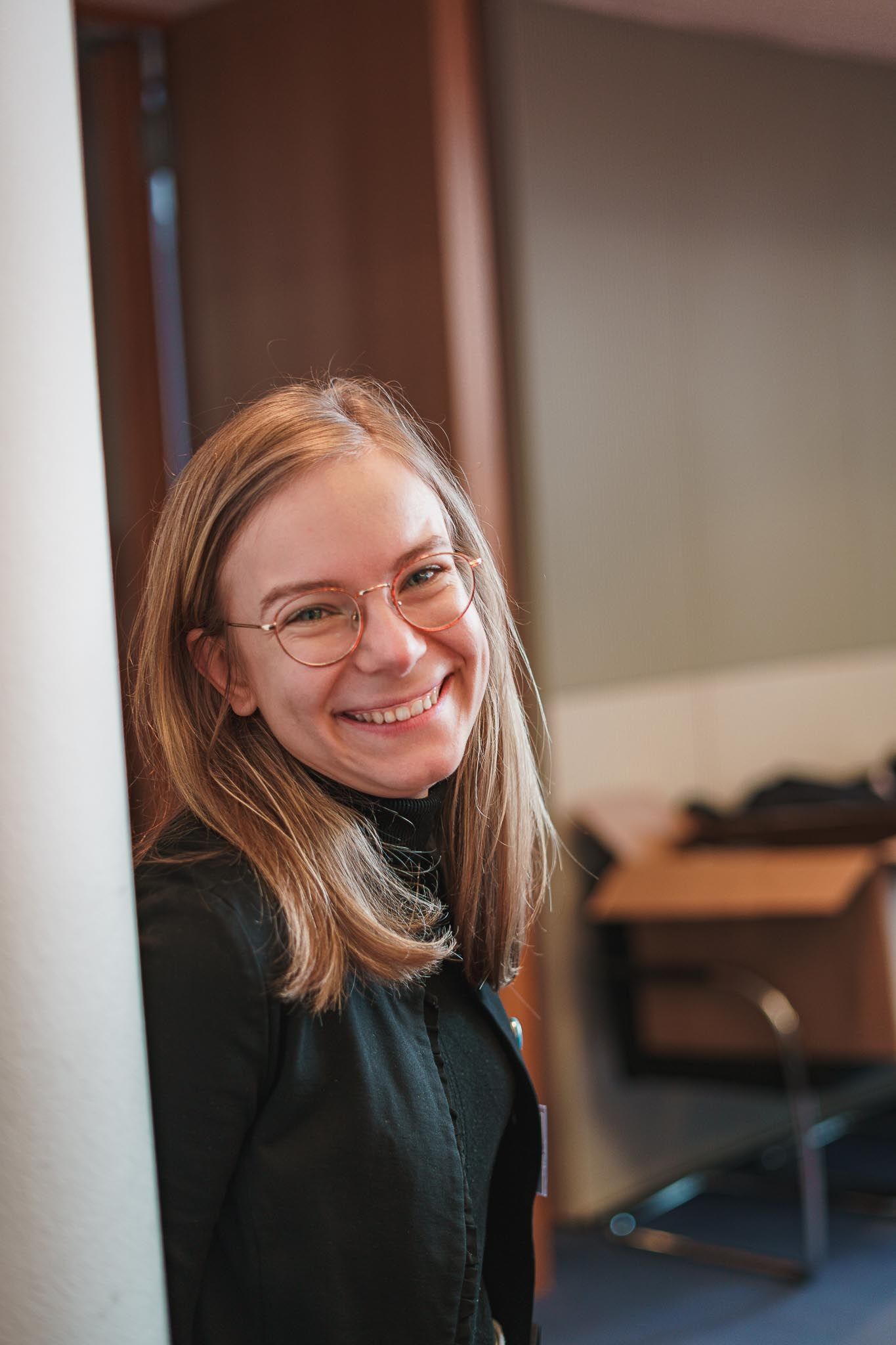 Lächelnde Person in Anzug, von Fotograf Hannes Schmidt in Aachen