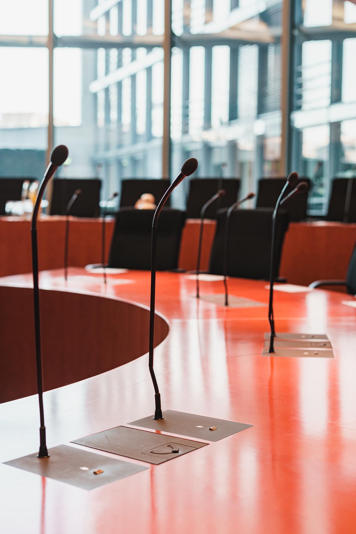 Nahaufnahme von Mikrofonen auf einem Tisch, von Fotograf Hannes Schmidt in Aachen
