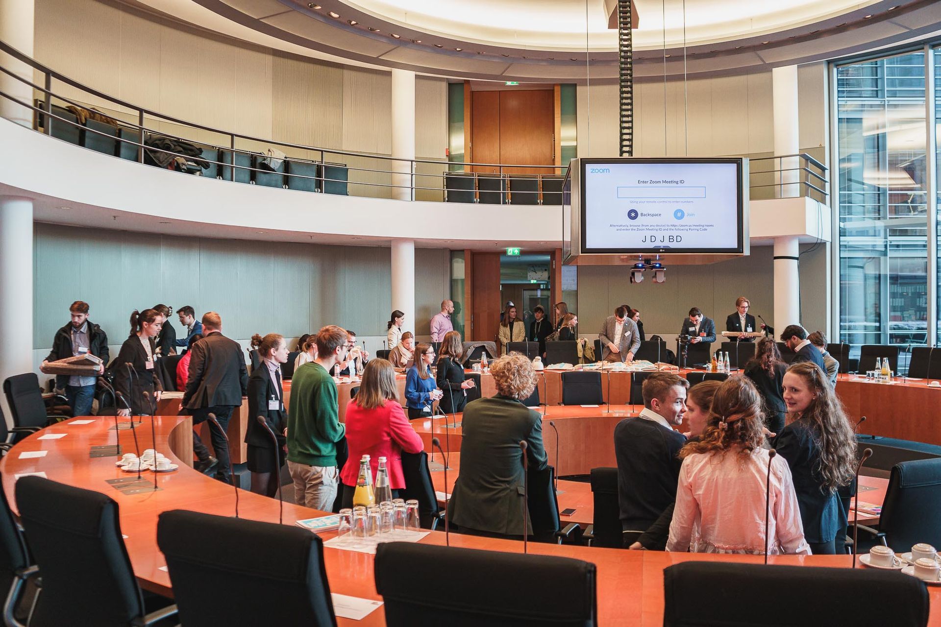 Runder Saal mit Tischen, voller Jugendlicher und MdBs, von Fotograf Hannes Schmidt in Aachen