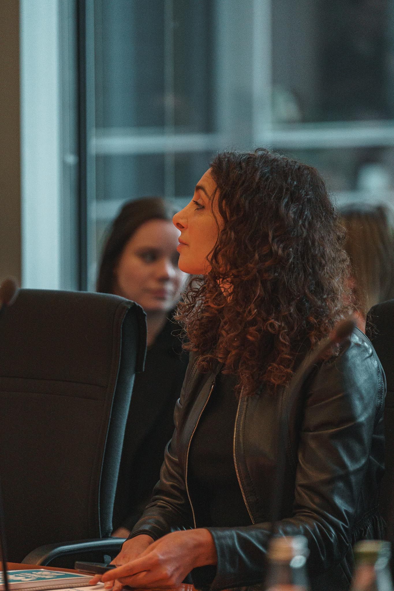 MdB lächelnd, schaut zur Seite, von Fotograf Hannes Schmidt in Aachen