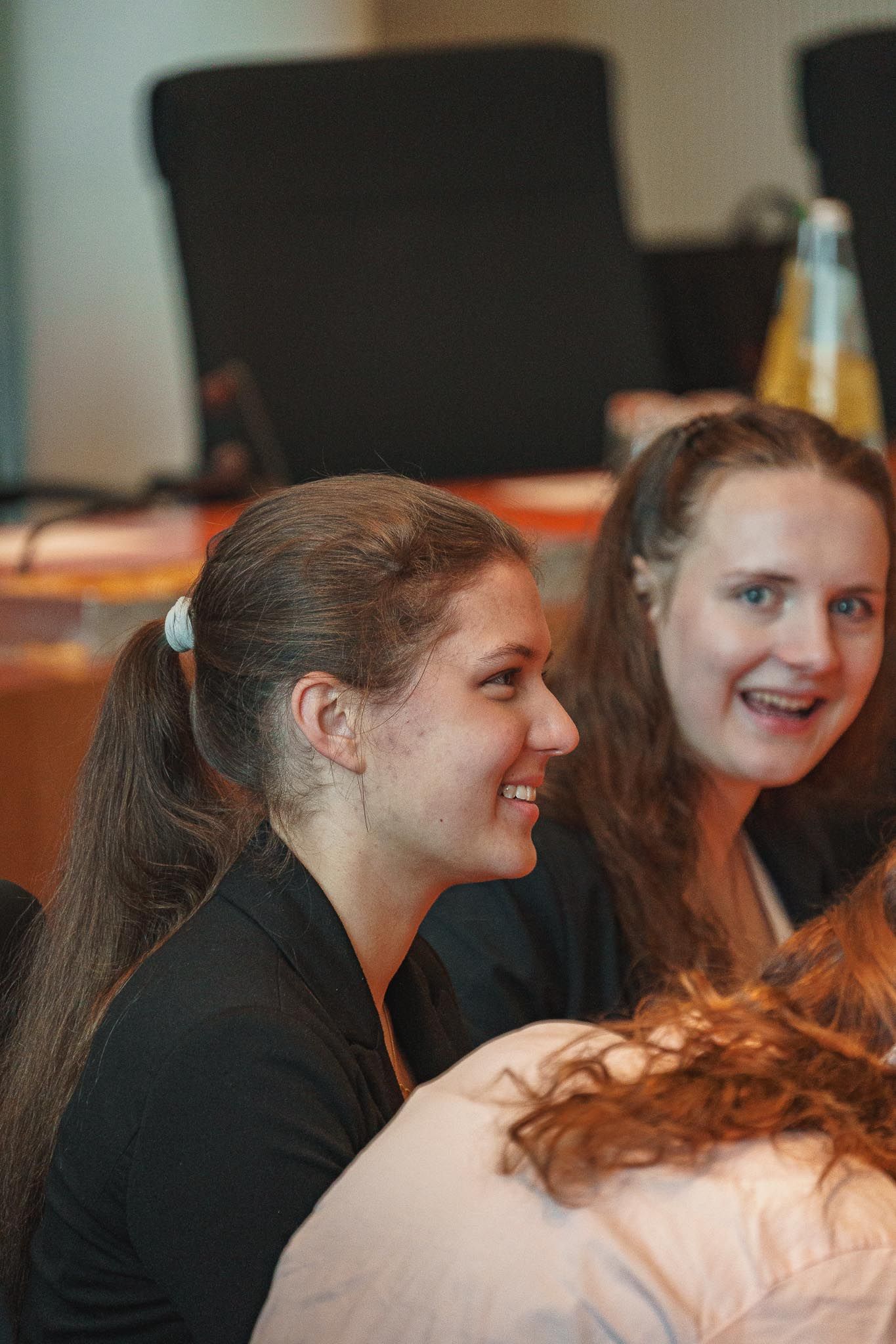 Jugendliche lachen nebeneinander, von Fotograf Hannes Schmidt in Aachen
