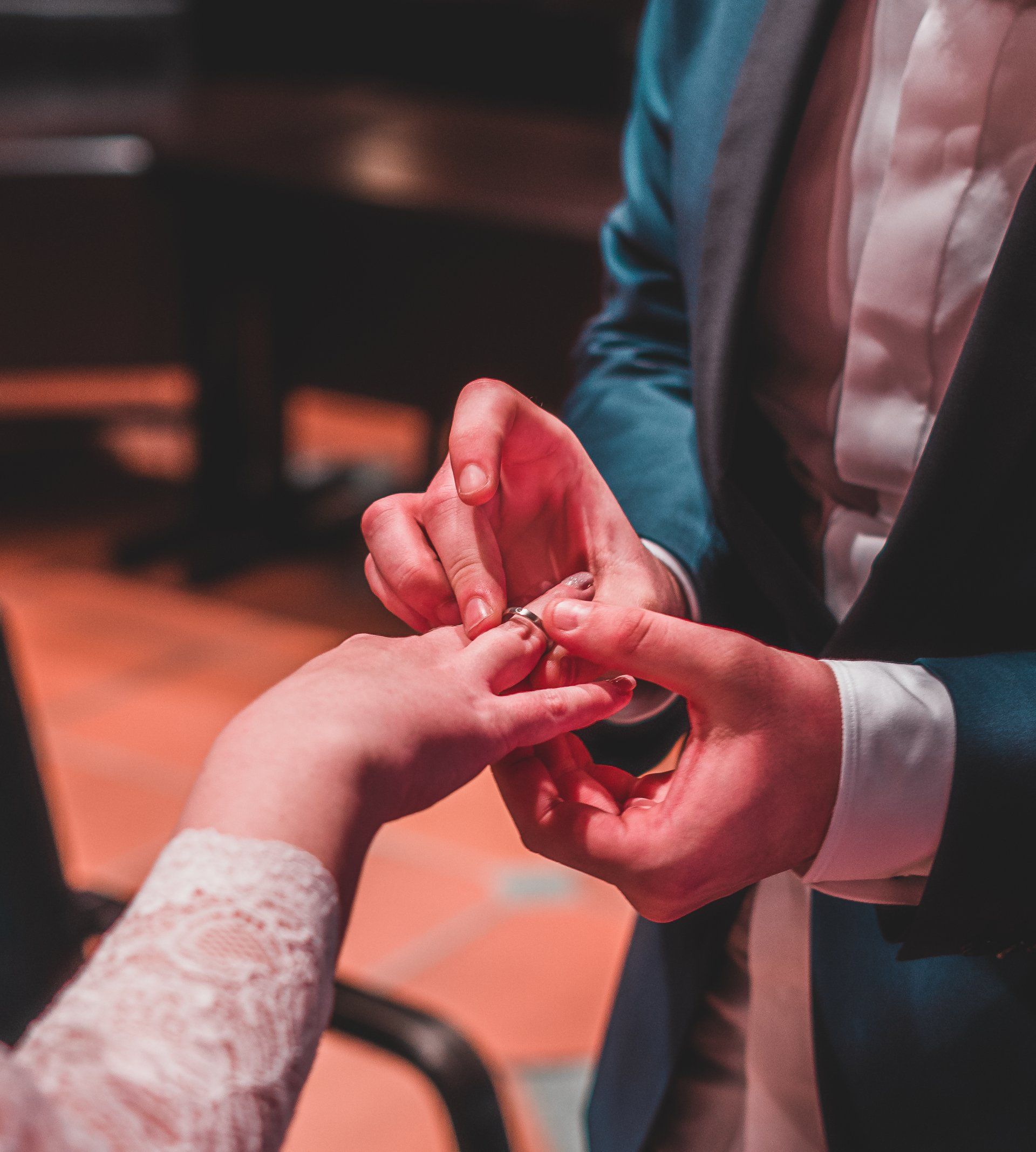 Bräutigam steckt Braut Ring auf den Finger von Fotograf Hannes Schmidt in Aachen