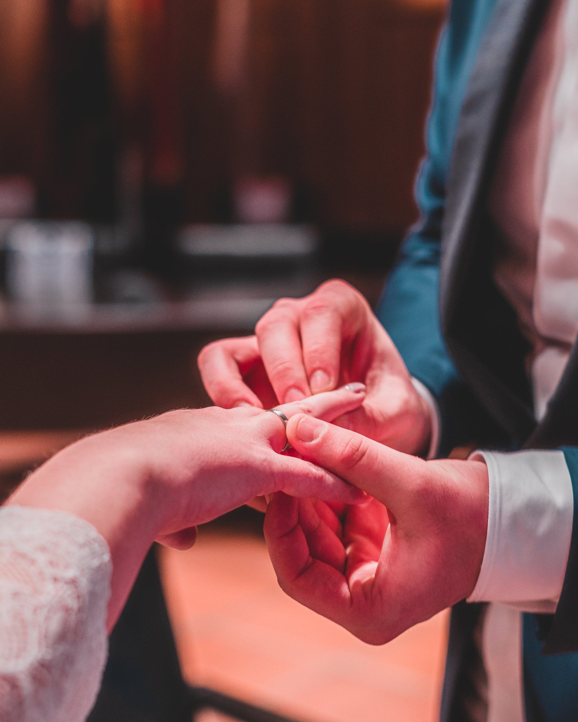 Bräutigam steckt Braut Ring auf den Finger von Fotograf Hannes Schmidt in Aachen