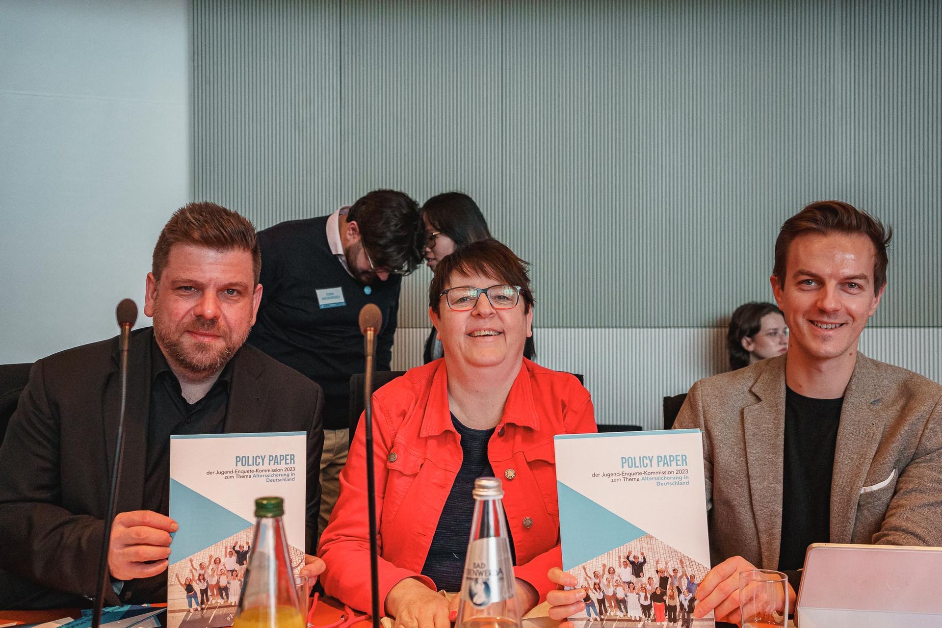 Drei MdBs zeigen lächelnd ein Policy Paper, von Fotograf Hannes Schmidt in Aachen