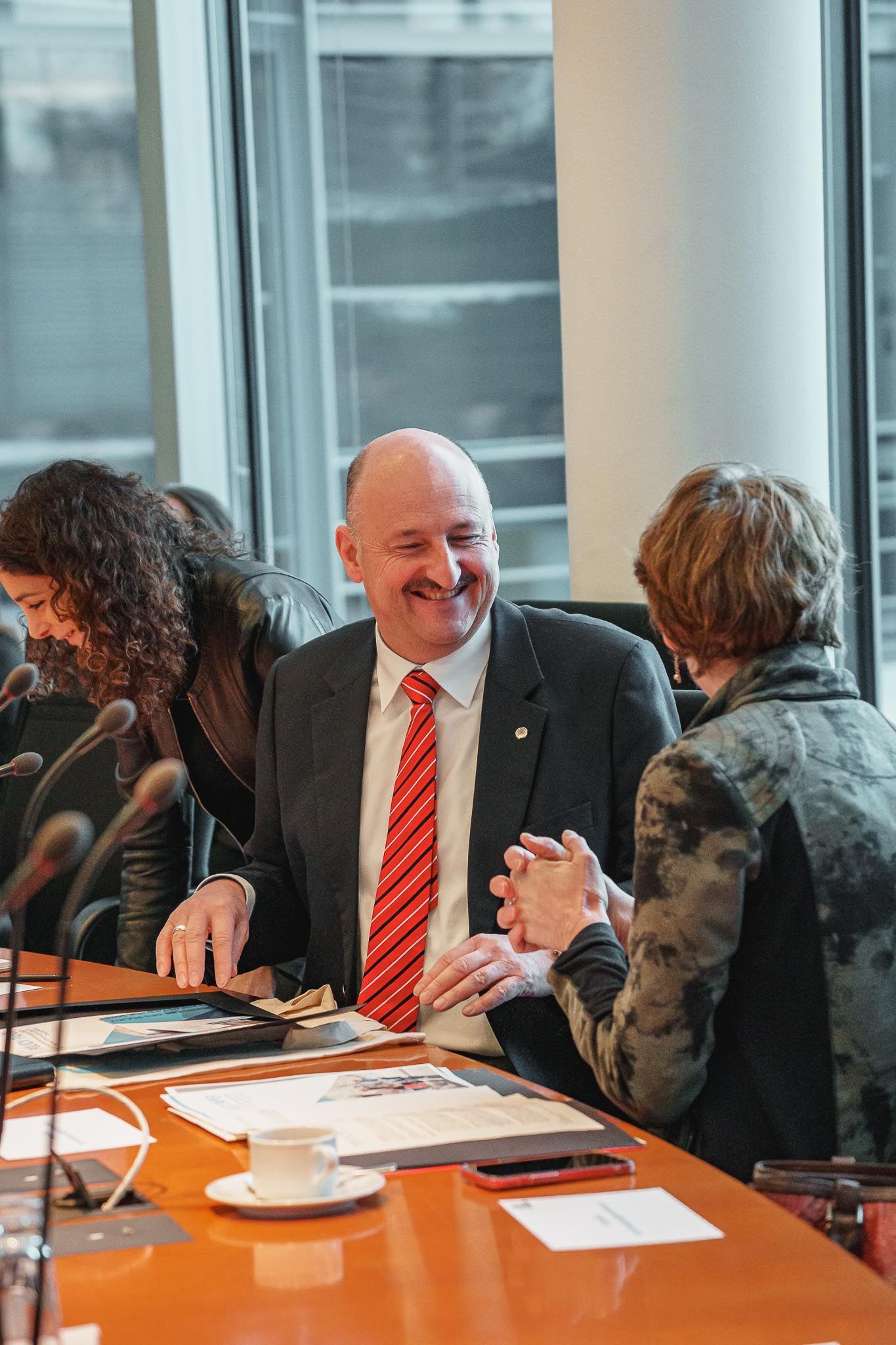 MdBs unterhalten sich und lächeln, von Fotograf Hannes Schmidt in Aachen