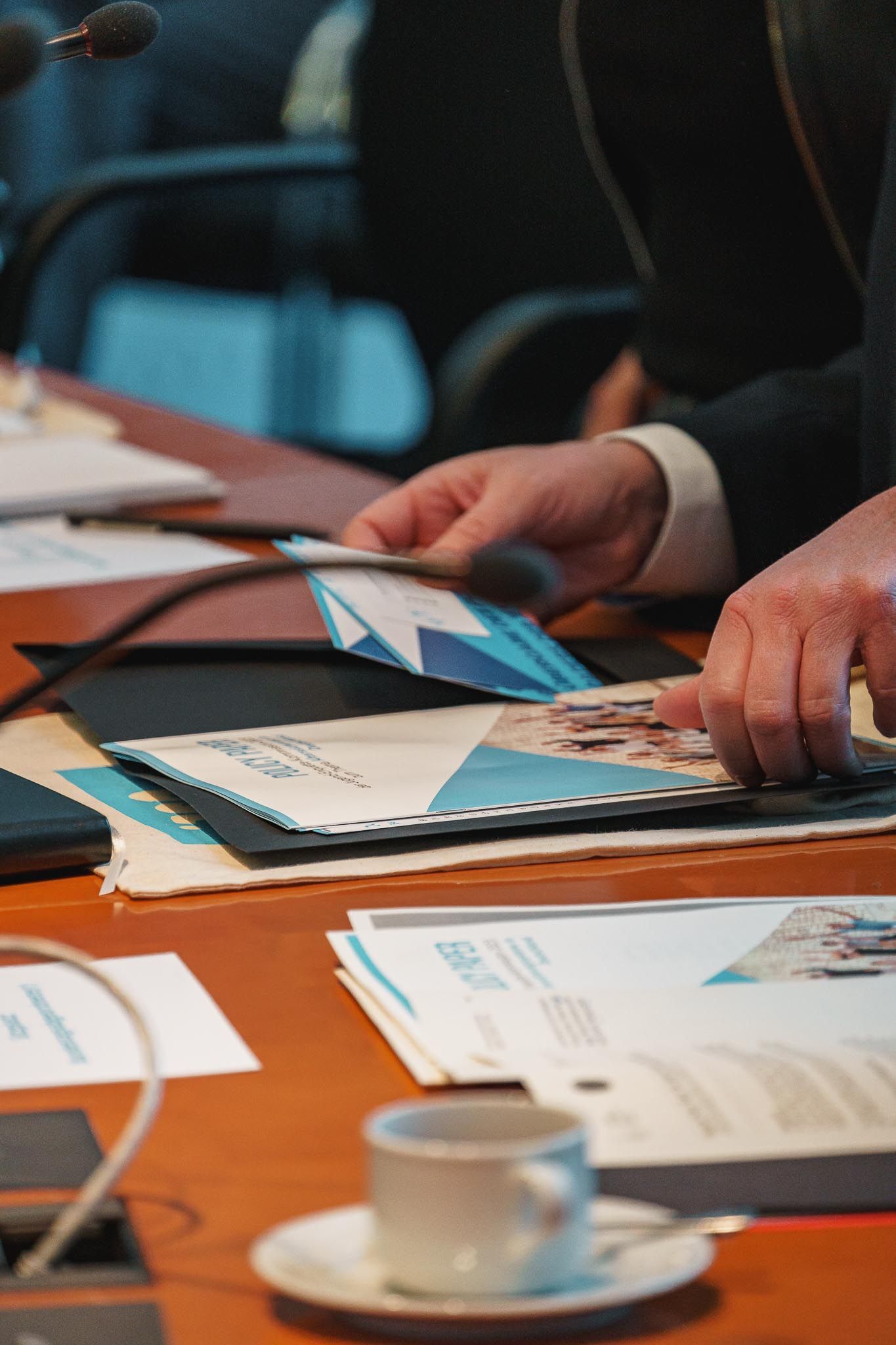 Mann in Anzug sortiert Blätter und Infos, von Fotograf Hannes Schmidt in Aachen
