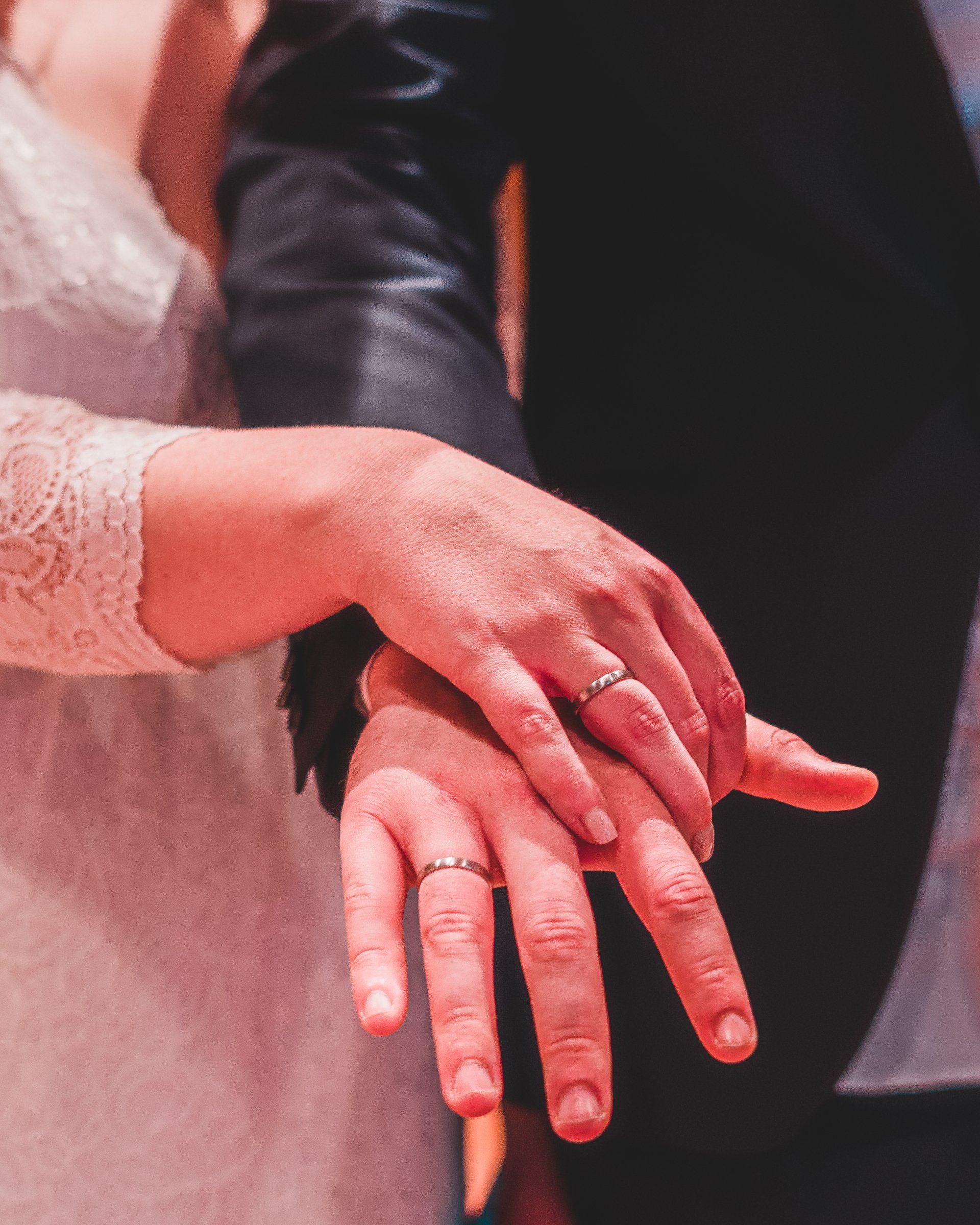 Hände vom Brautpaar liegen übereinander und sie zeigen Ihre Ringe von Fotograf Hannes Schmidt in Aachen