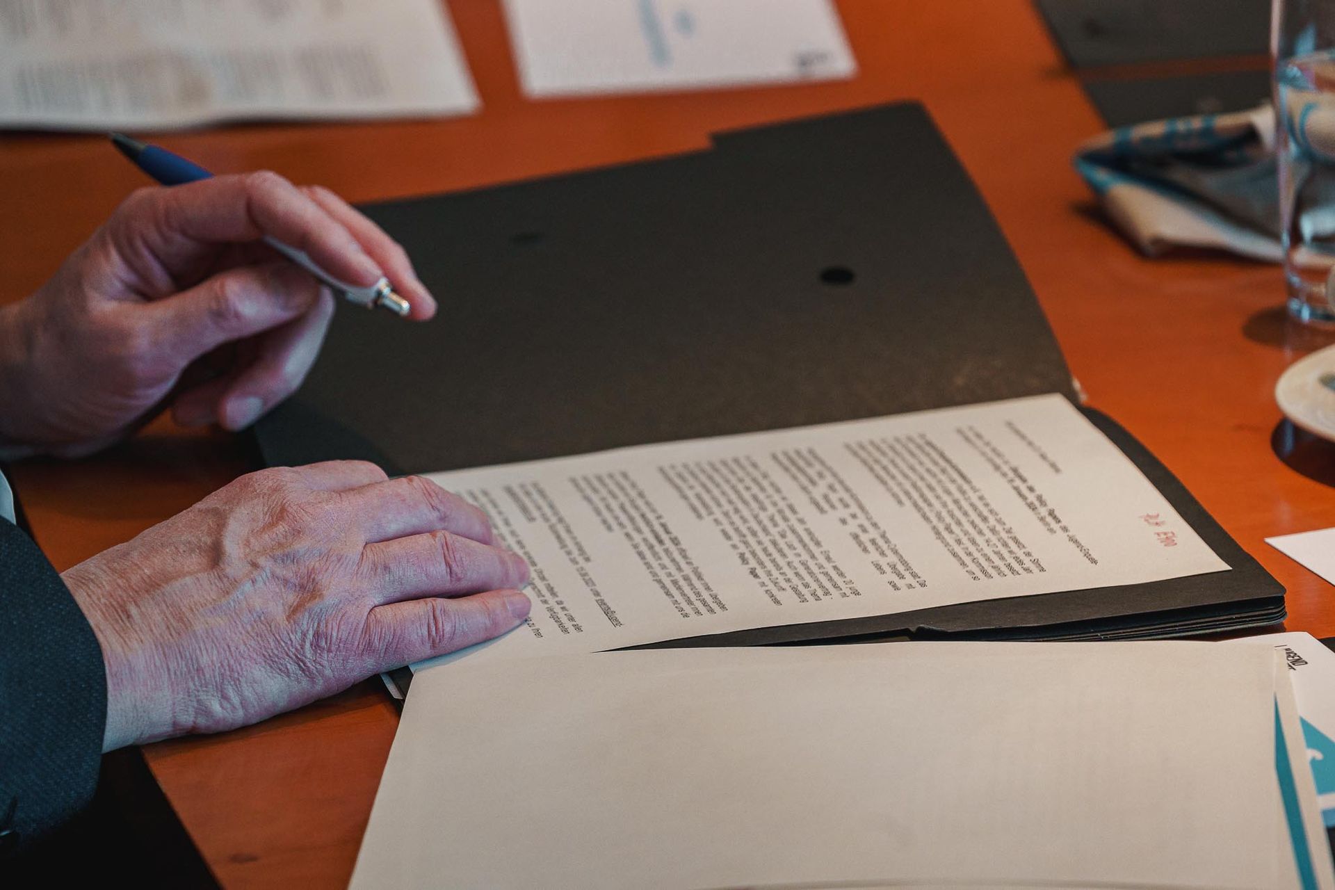 Mann macht notizen auf einem Policy Paper, von Fotograf Hannes Schmidt in Aachen