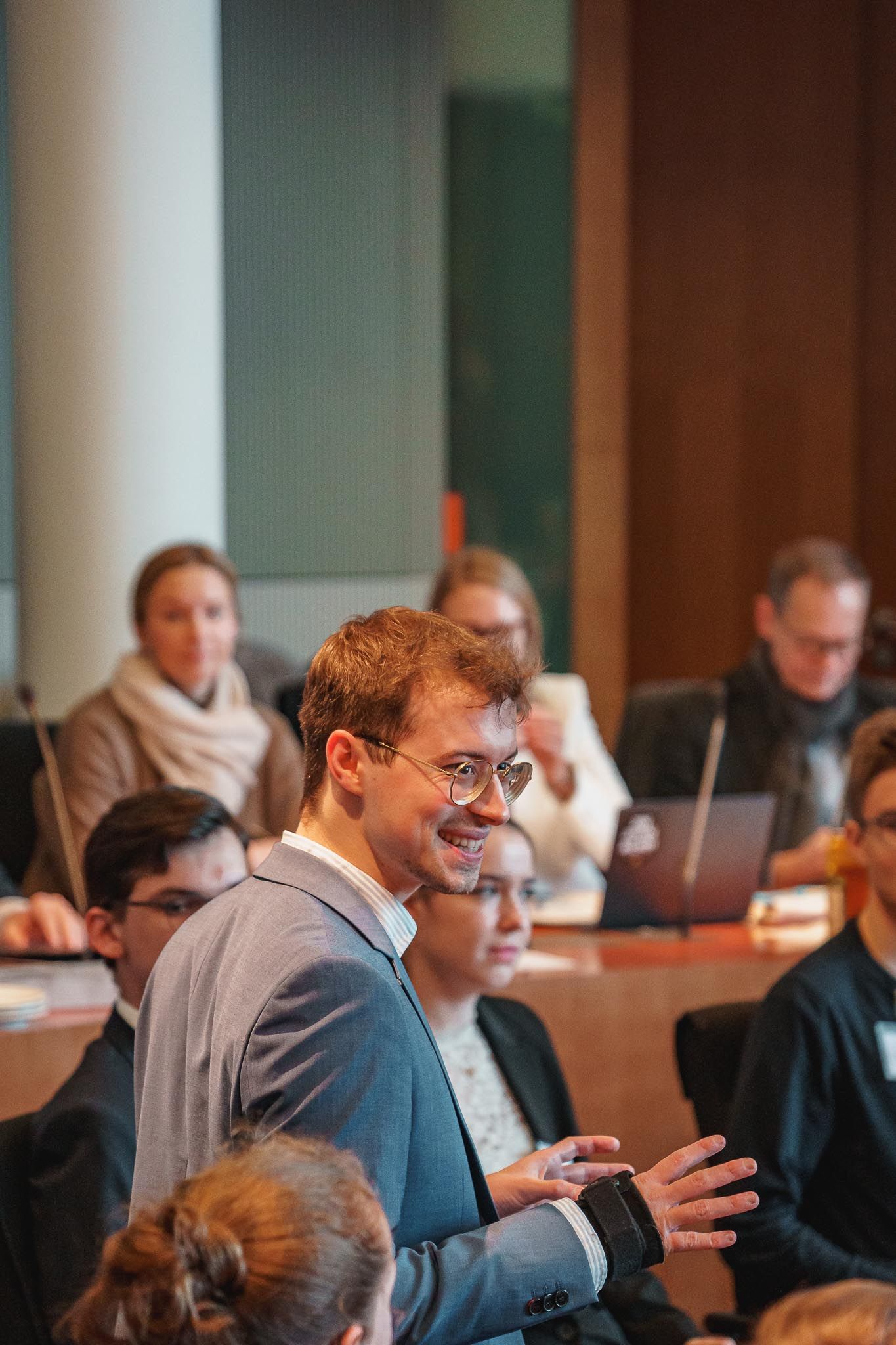 Sprecher der JEK e.V. lächelt vor Publikum, von Fotograf Hannes Schmidt in Aachen