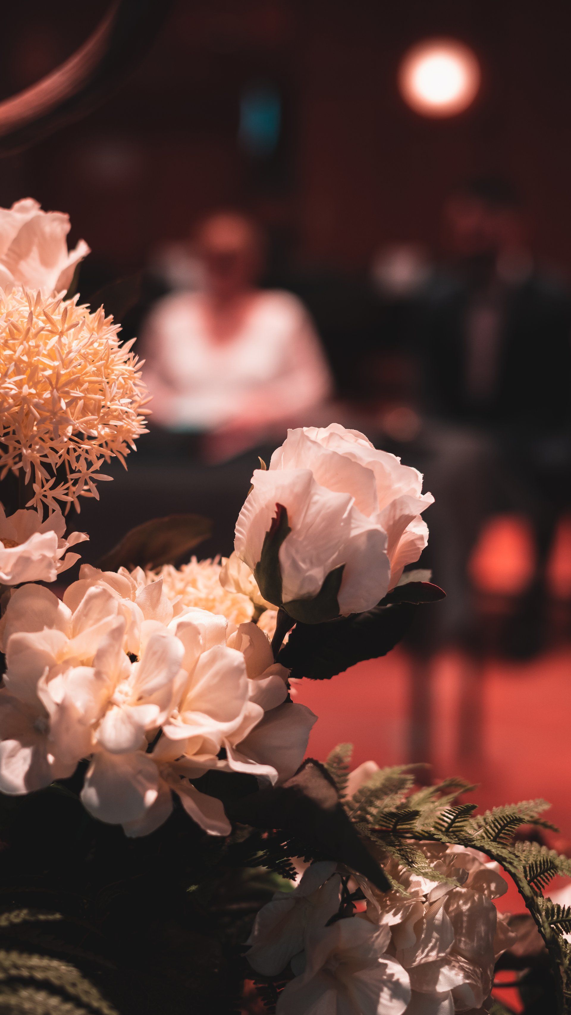 Blumen im Vordergrund, Brautpaar unscharf im Hintergrund von Fotograf Hannes Schmidt in Aachen