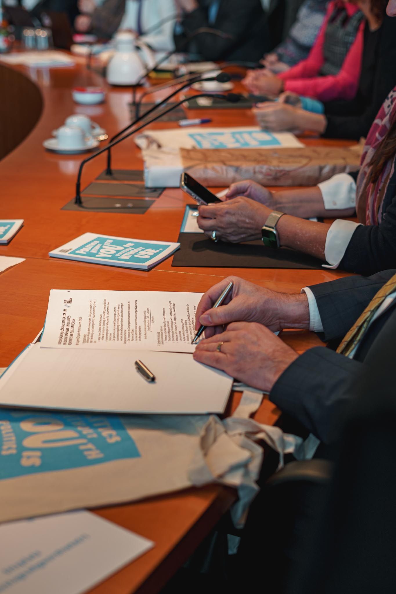 Mann im Anzug schreibt auf ein Notizzettel, von Fotograf Hannes Schmidt in Aachen