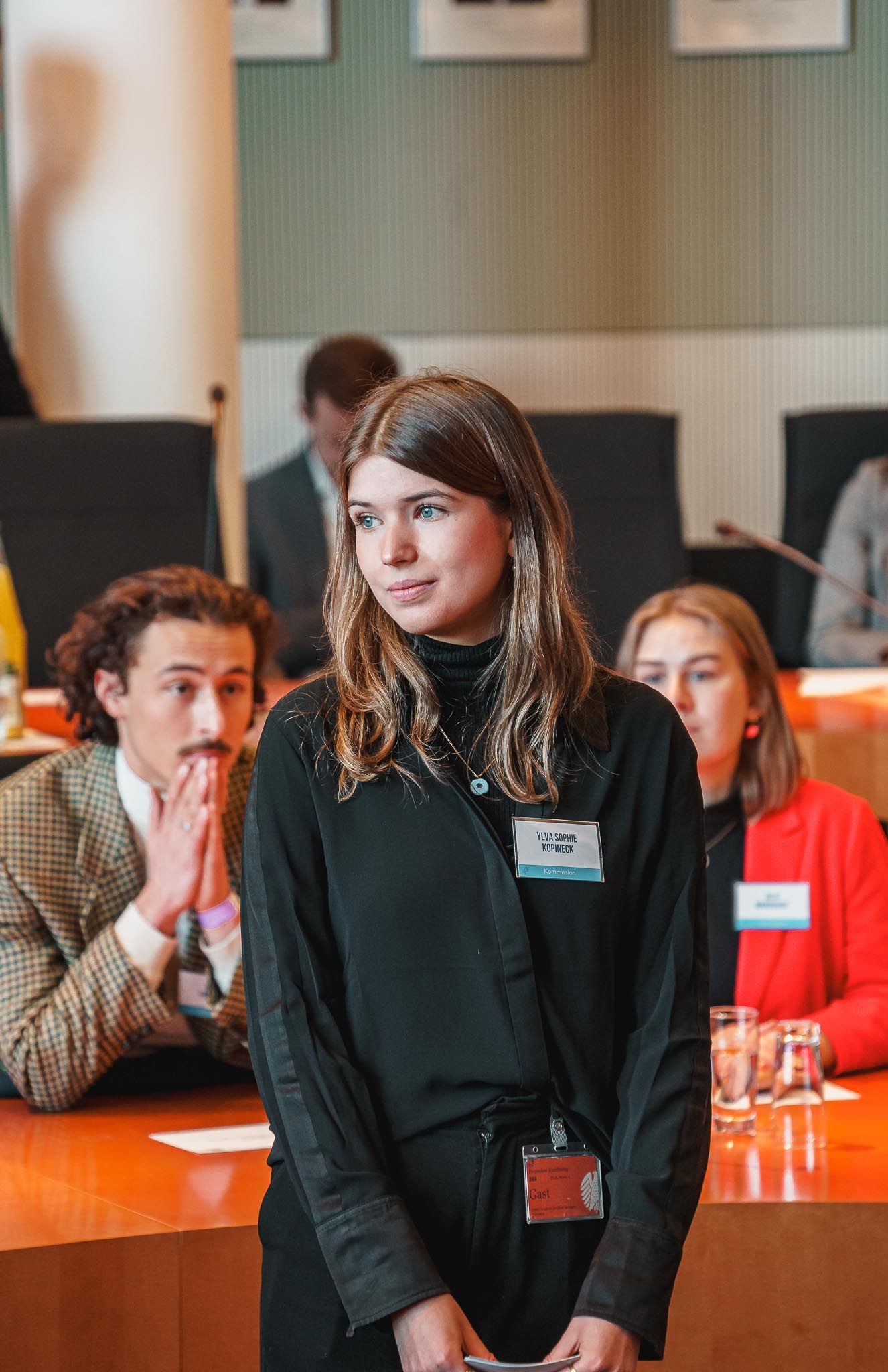 Sprecherin der JEK e.V. in einem Saal, von Fotograf Hannes Schmidt in Aachen