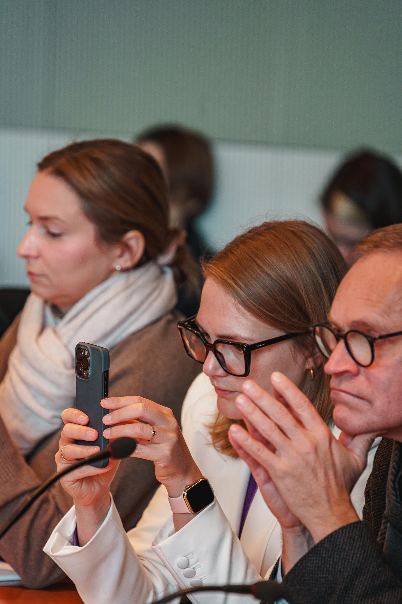 MdB macht ein Foto mit ihrem Handy, von Fotograf Hannes Schmidt in Aachen