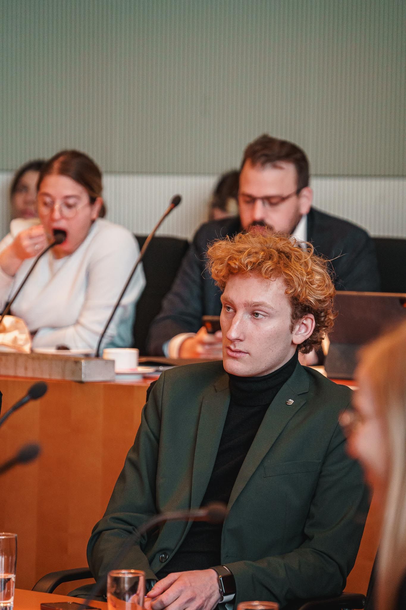 Jugend Kommissions Mitglied schaut nach vorne, von Fotograf Hannes Schmidt in Aachen