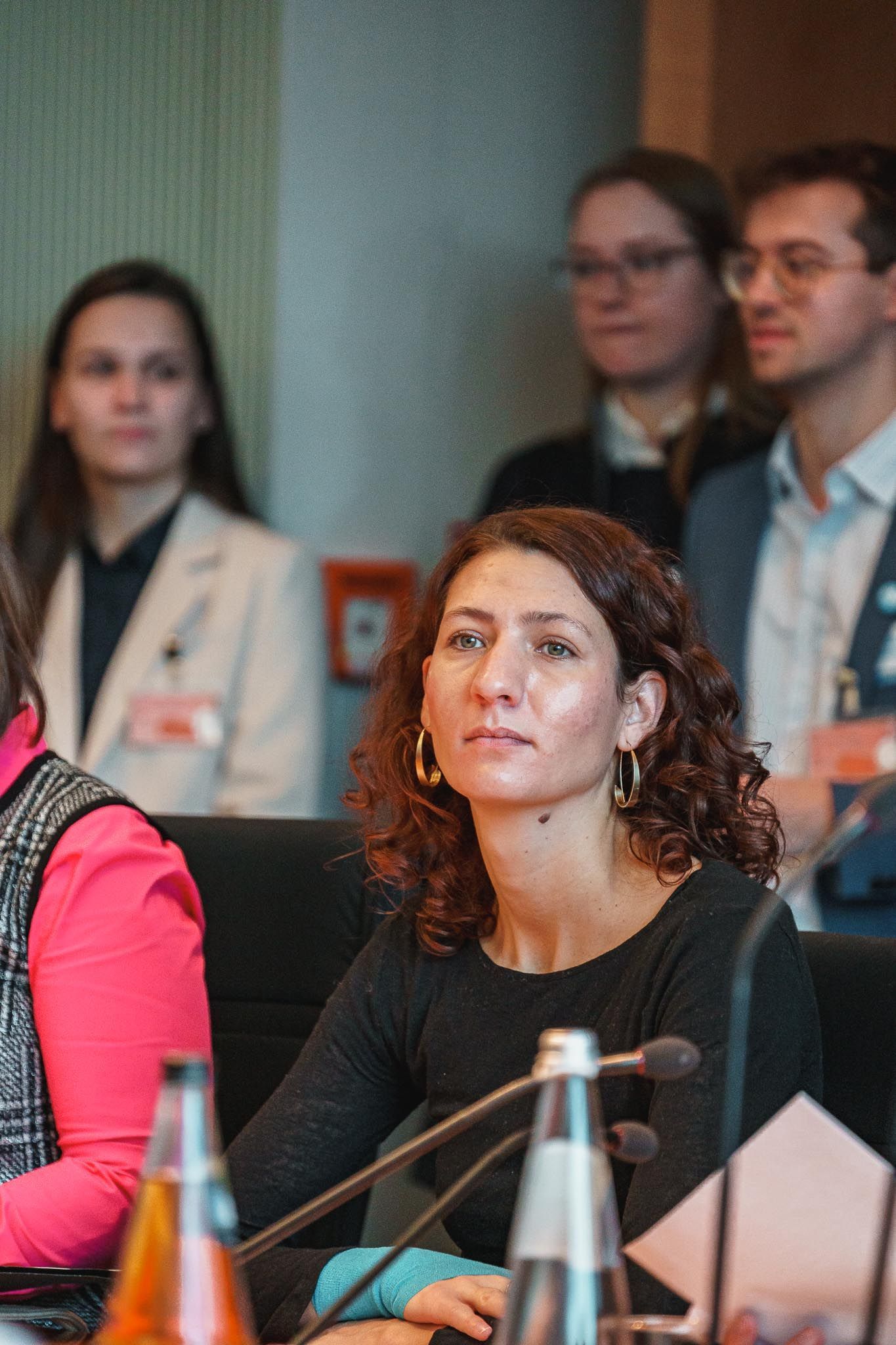 MdB schaut interessiert nach vorne, von Fotograf Hannes Schmidt in Aachen