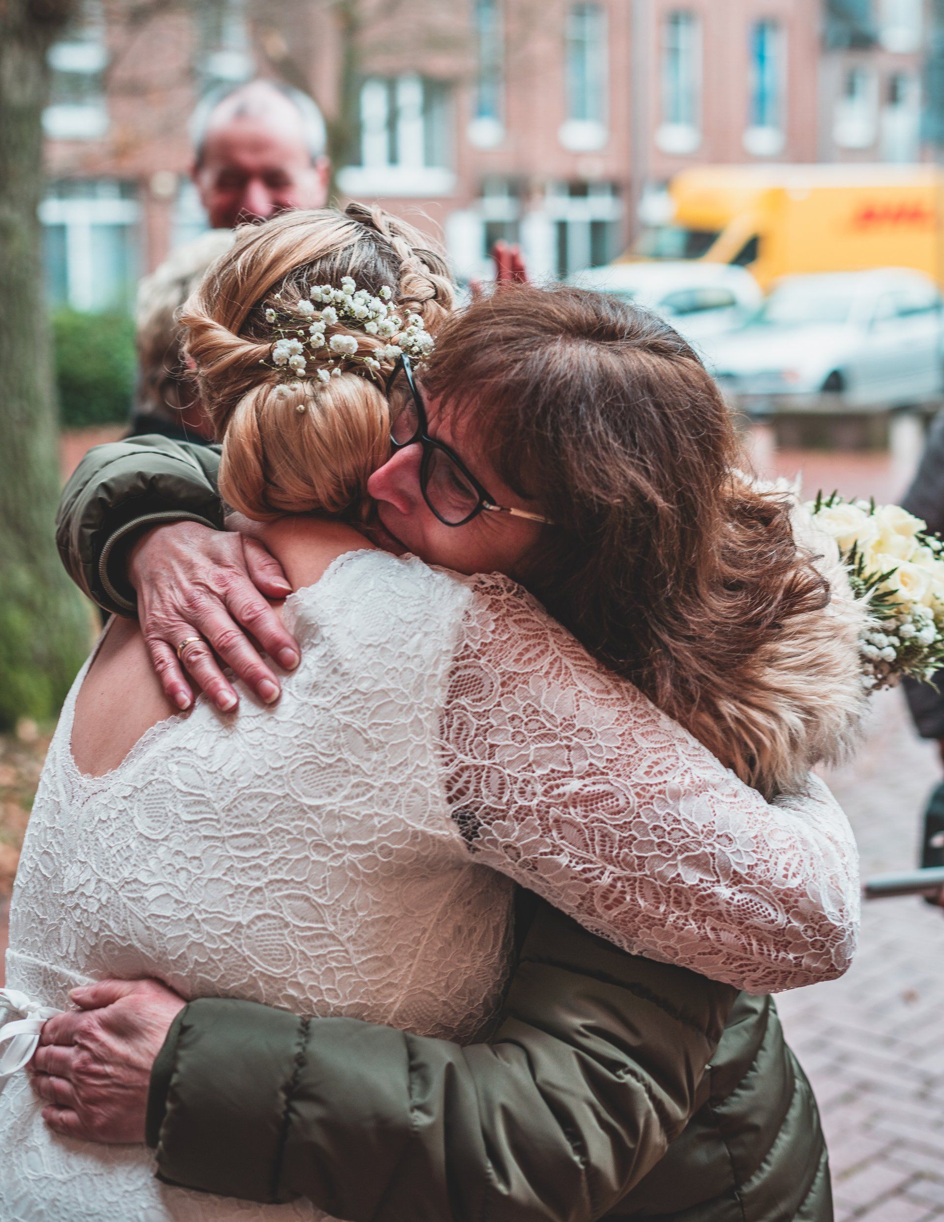 Schwiegermutter umarmt Braut von Fotograf Hannes Schmidt in Aachen