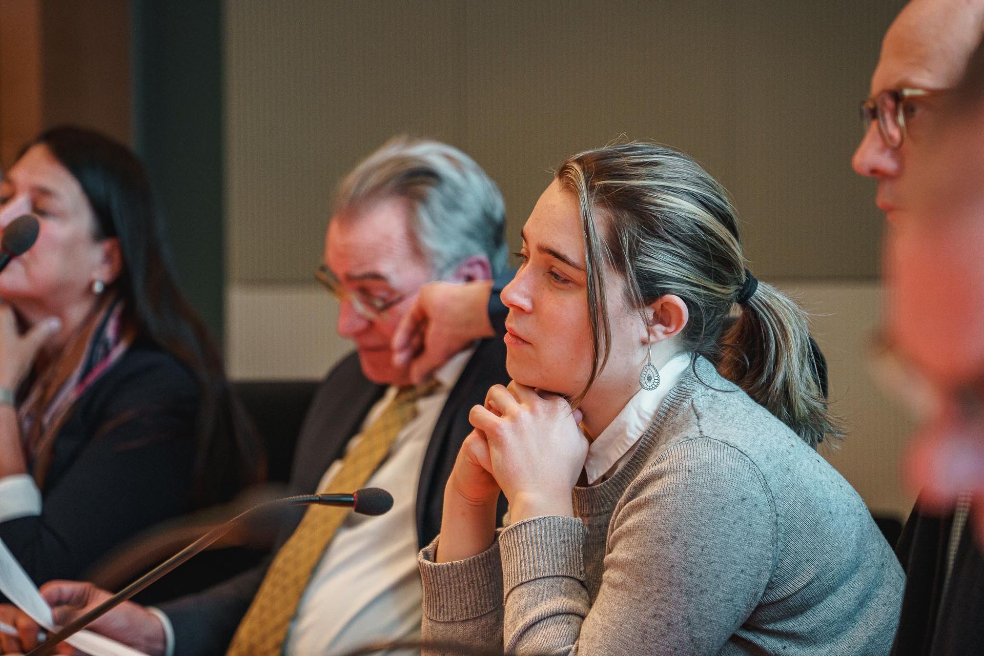 MdB schaut überlegend nach vorne, von Fotograf Hannes Schmidt in Aachen