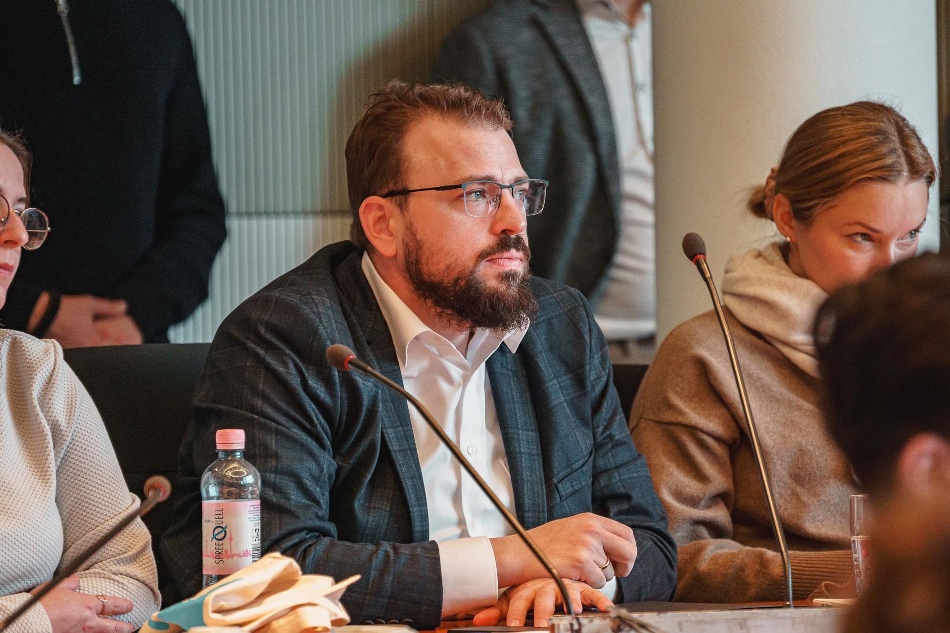 Portrait von MdB bei einer Vorstellung, von Fotograf Hannes Schmidt in Aachen