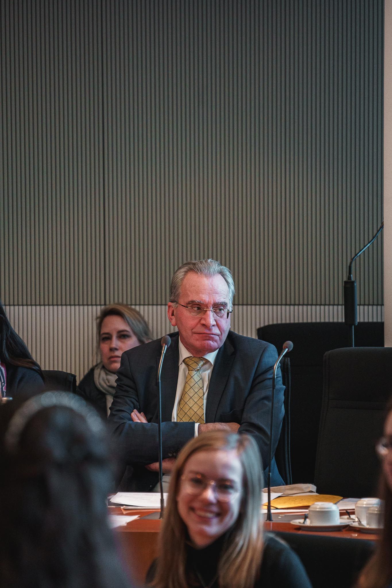 MdB schaut lächelnd zur Seite