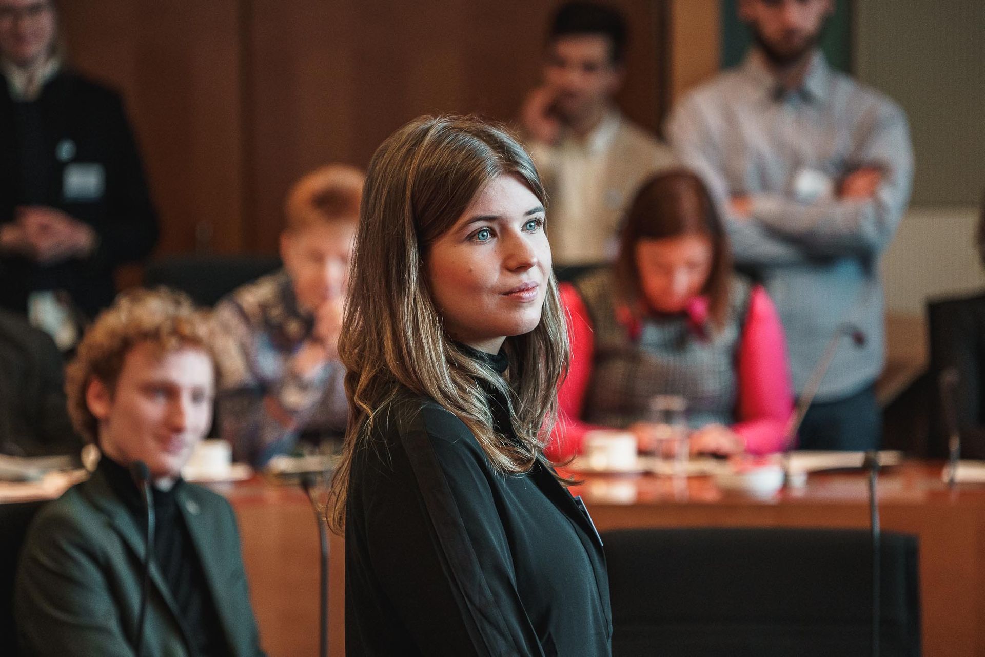 Sprecherin vor MdBs in einem Sitzungssaal, von Fotograf Hannes Schmidt in Aachen