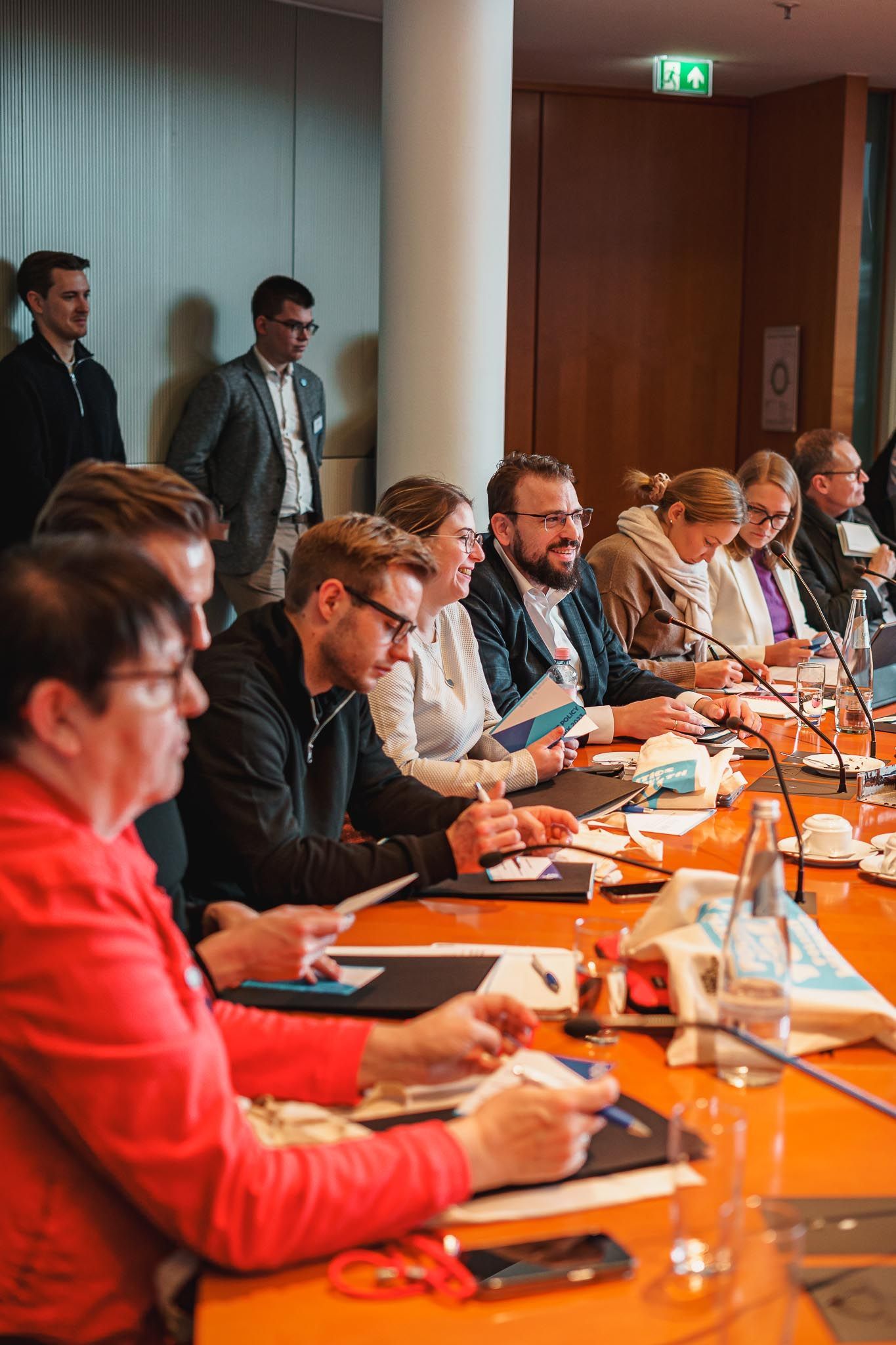 MdBs lächelnd am Tisch mit Mikrofonen, von Fotograf Hannes Schmidt in Aachen