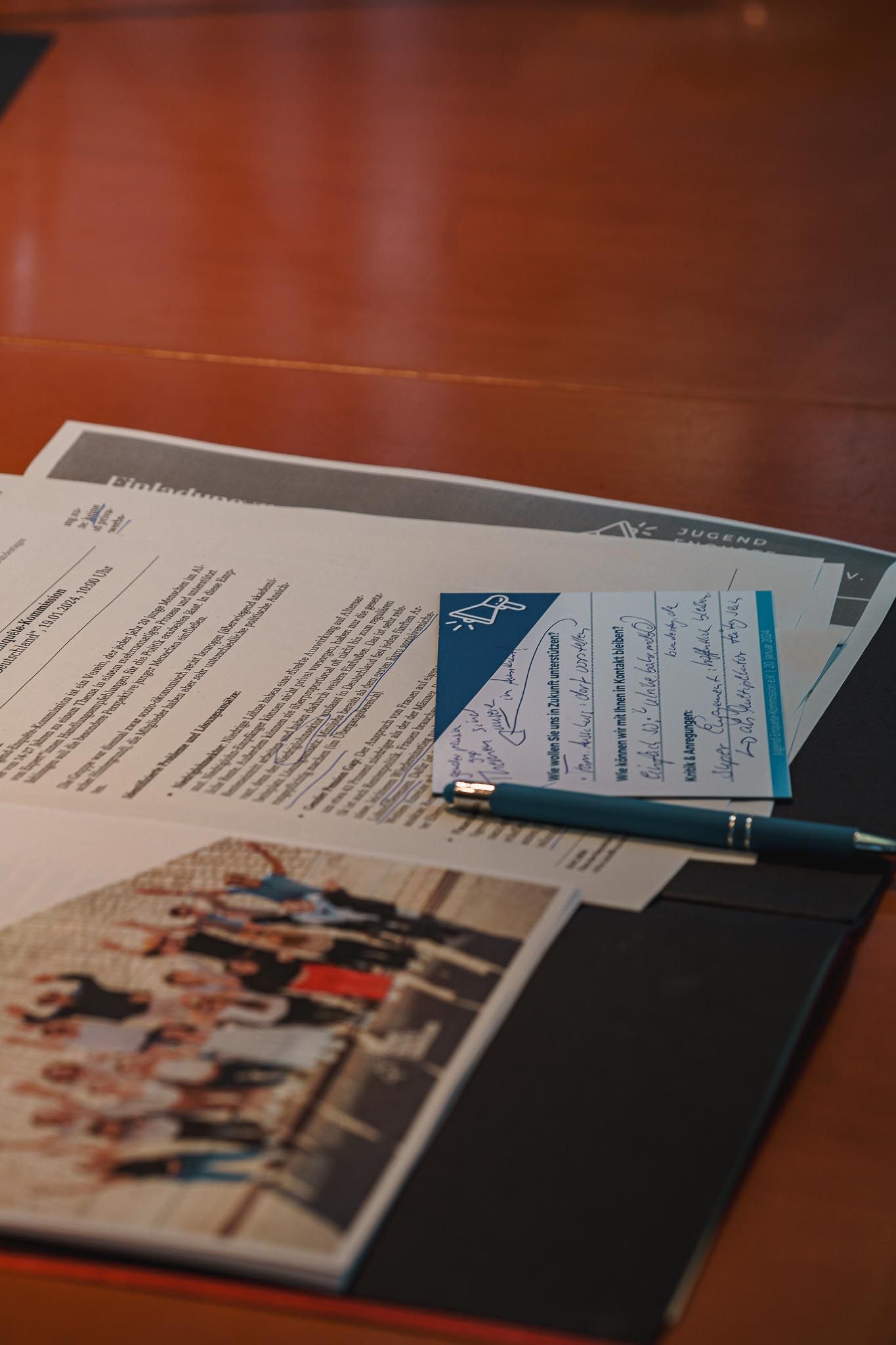 Policy Paper auf dem Tisch mit einem Stift und ausgefüllter Karte, von Fotograf Hannes Schmidt in Aachen