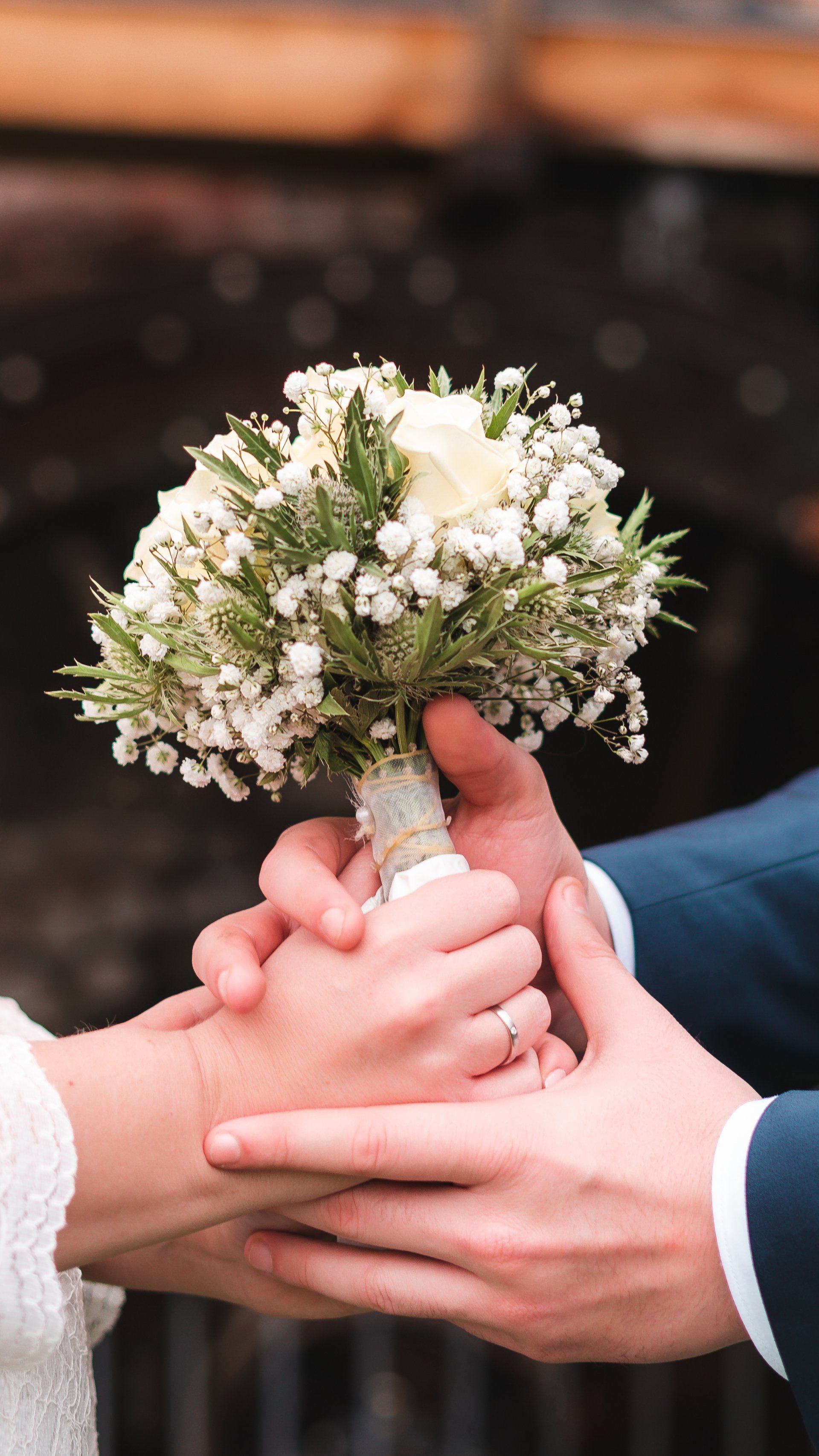 Brautpaar umfasst zusammen Blumenstrauß von Fotograf Hannes Schmidt in Aachen