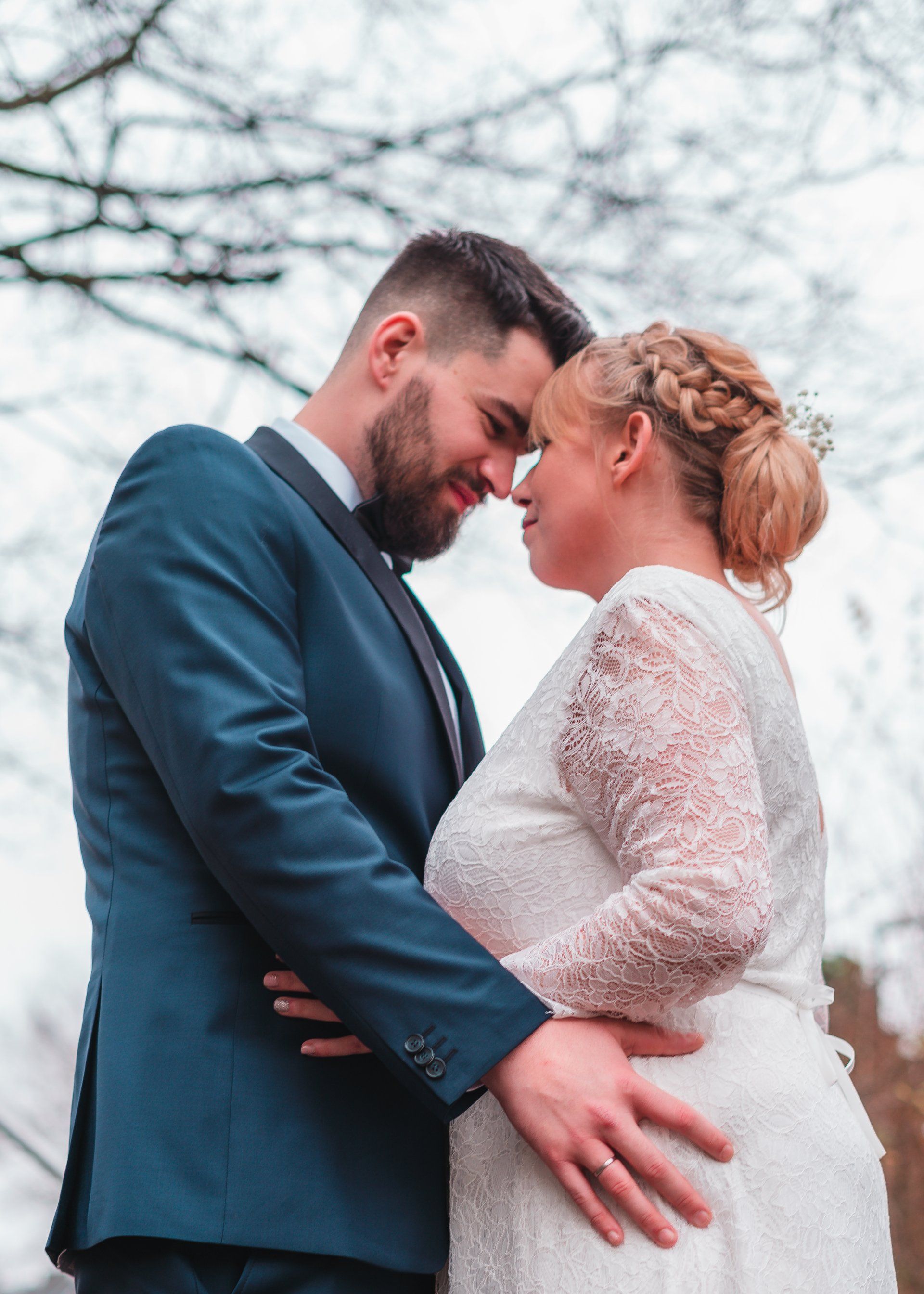 Brautpaar schauen sich draußen tief in die Augen von Fotograf Hannes Schmidt in Aachen