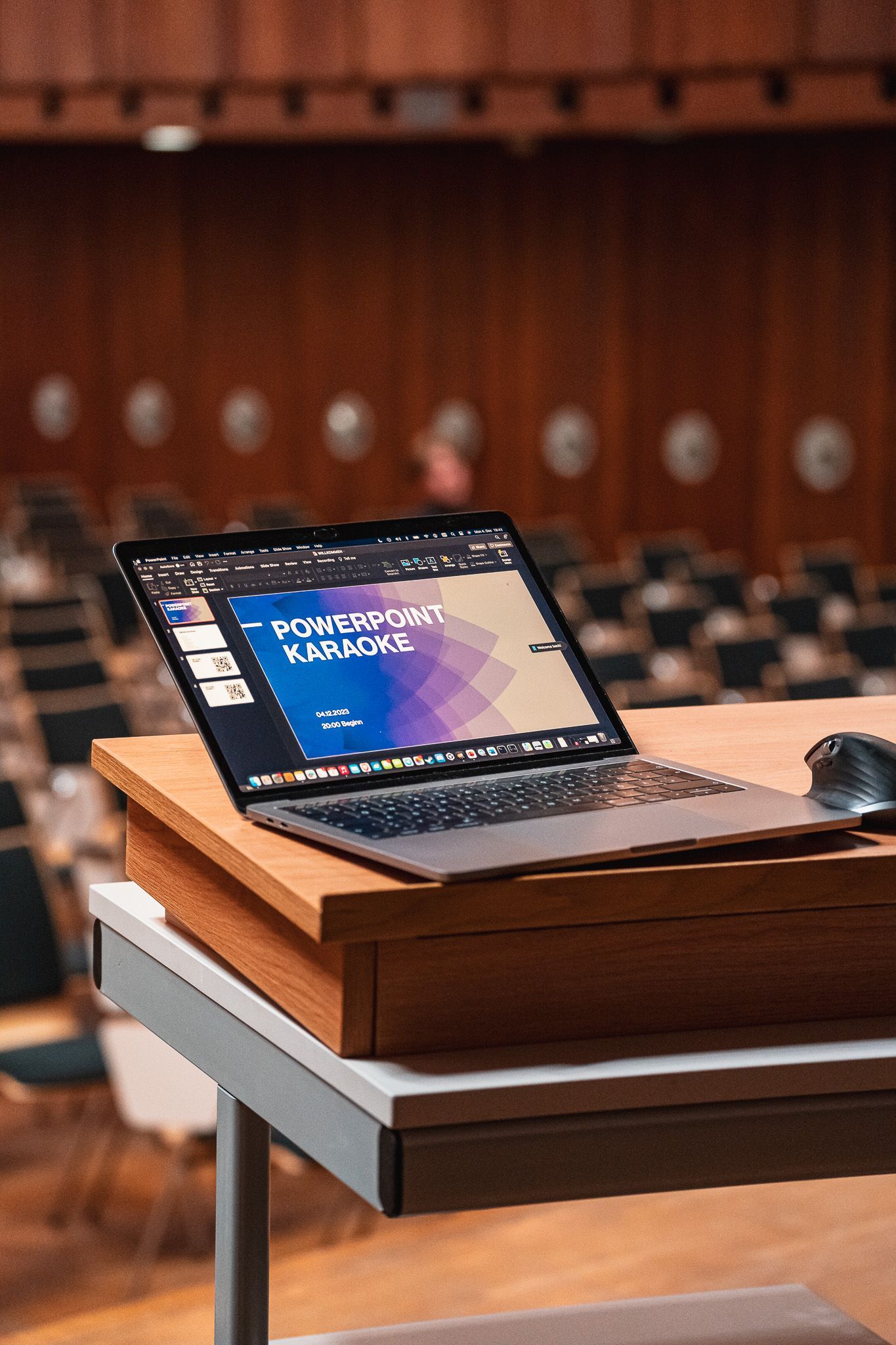 Nahaufnahme von einem Laptop mit Schrift Powerpoint Karaoke von Fotograf Hannes Schmidt in Aachen