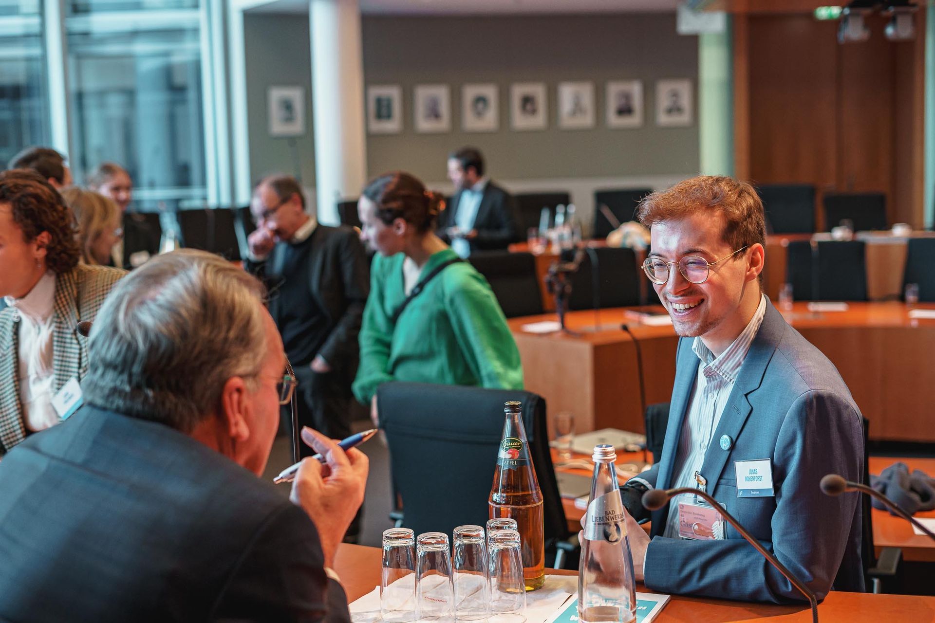 Junger Erwachsener im Gespräch mit MdB, von Fotograf Hannes Schmidt in Aachen