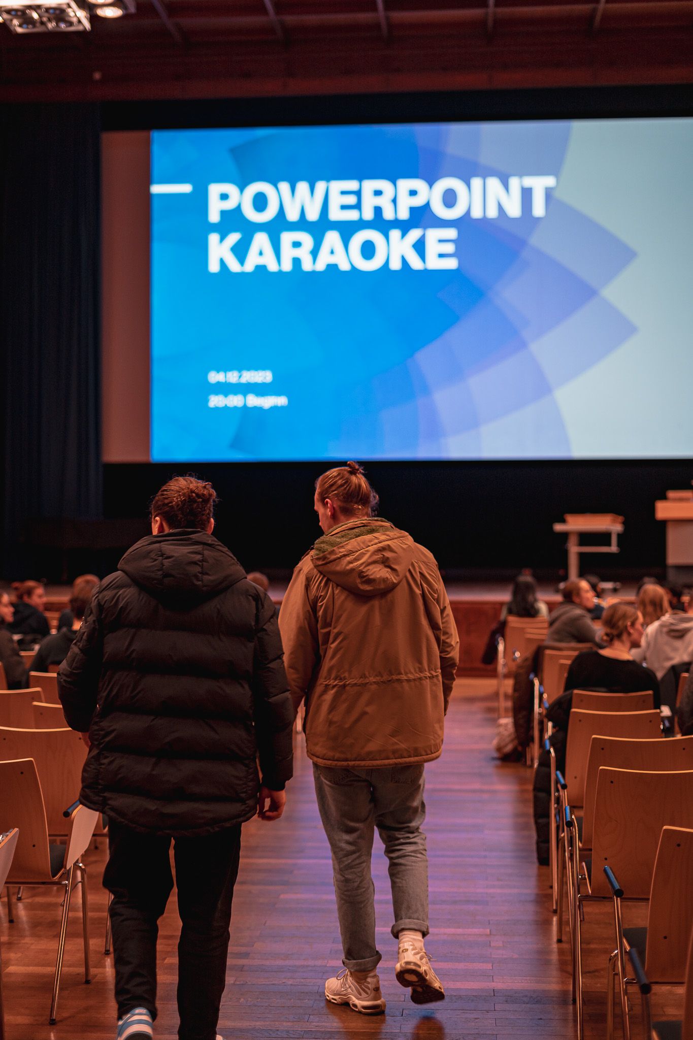 Eventaufnahme von zwei Personen bei der Powerpointkaraoke AStA Aachen von Fotograf Hannes Schmidt in Aachen