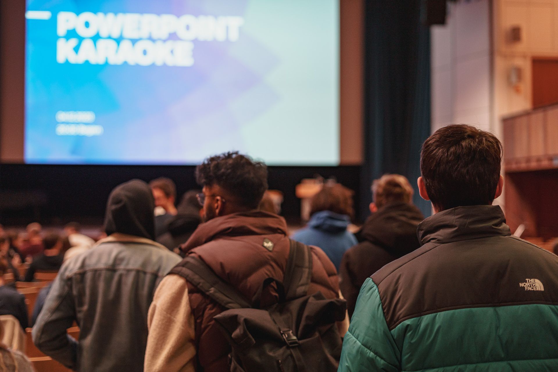 Eventfoto von Gästen bei der PowerPoint Karaoke von Fotograf Hannes Schmidt in Aachen