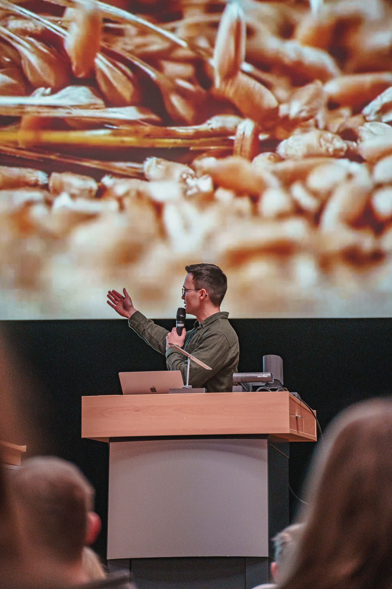 Teilnehmer Powerpoint Karaoke beim Vortragen auf der Bühne von Fotograf Hannes Schmidt in Aachen