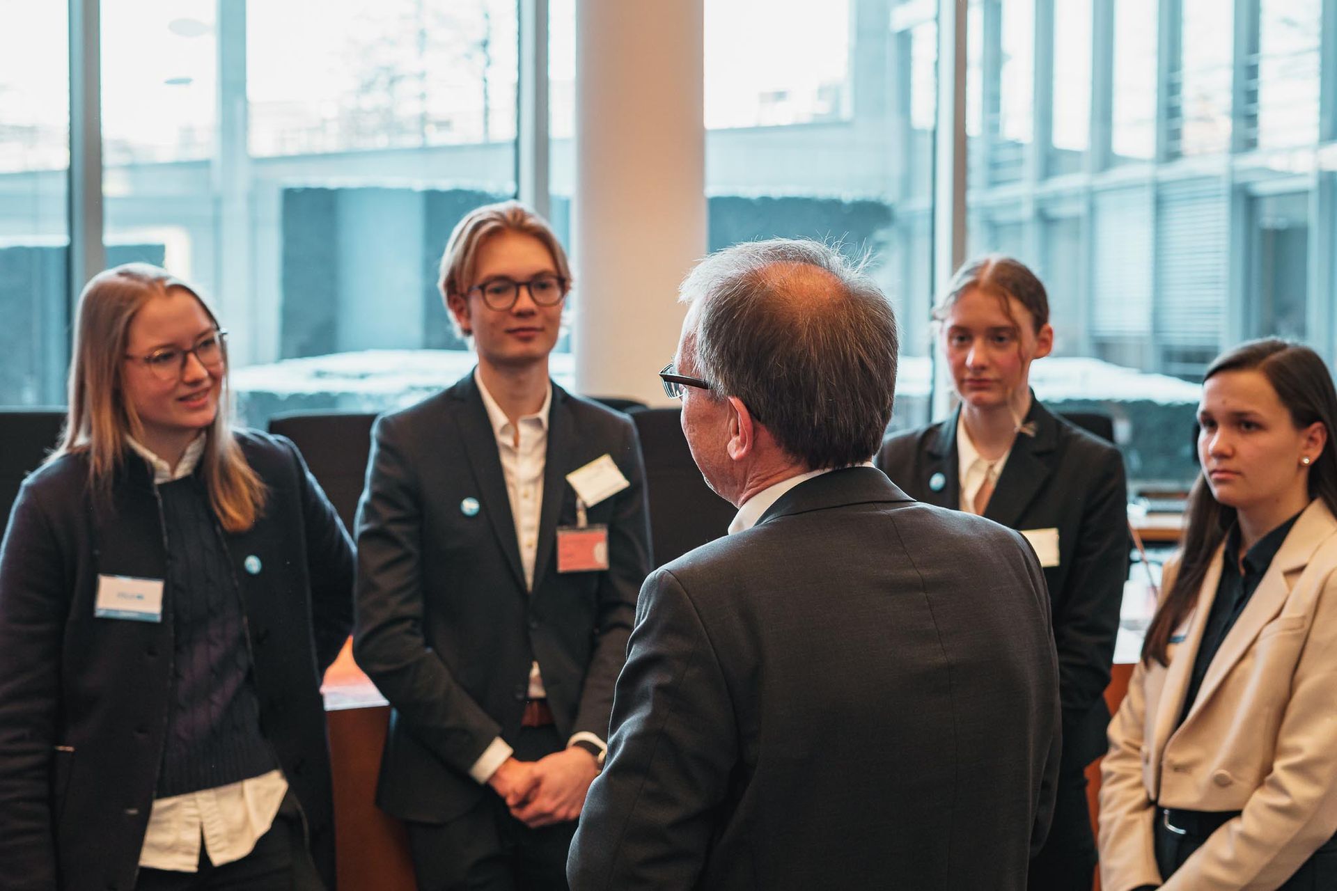 Gruppe junger Erwachsener im Gespräch mit MdB, von Fotograf Hannes Schmidt in Aachen